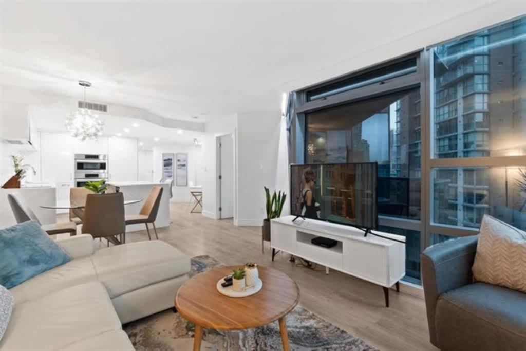 Executive Downtown Suite with Great City Views