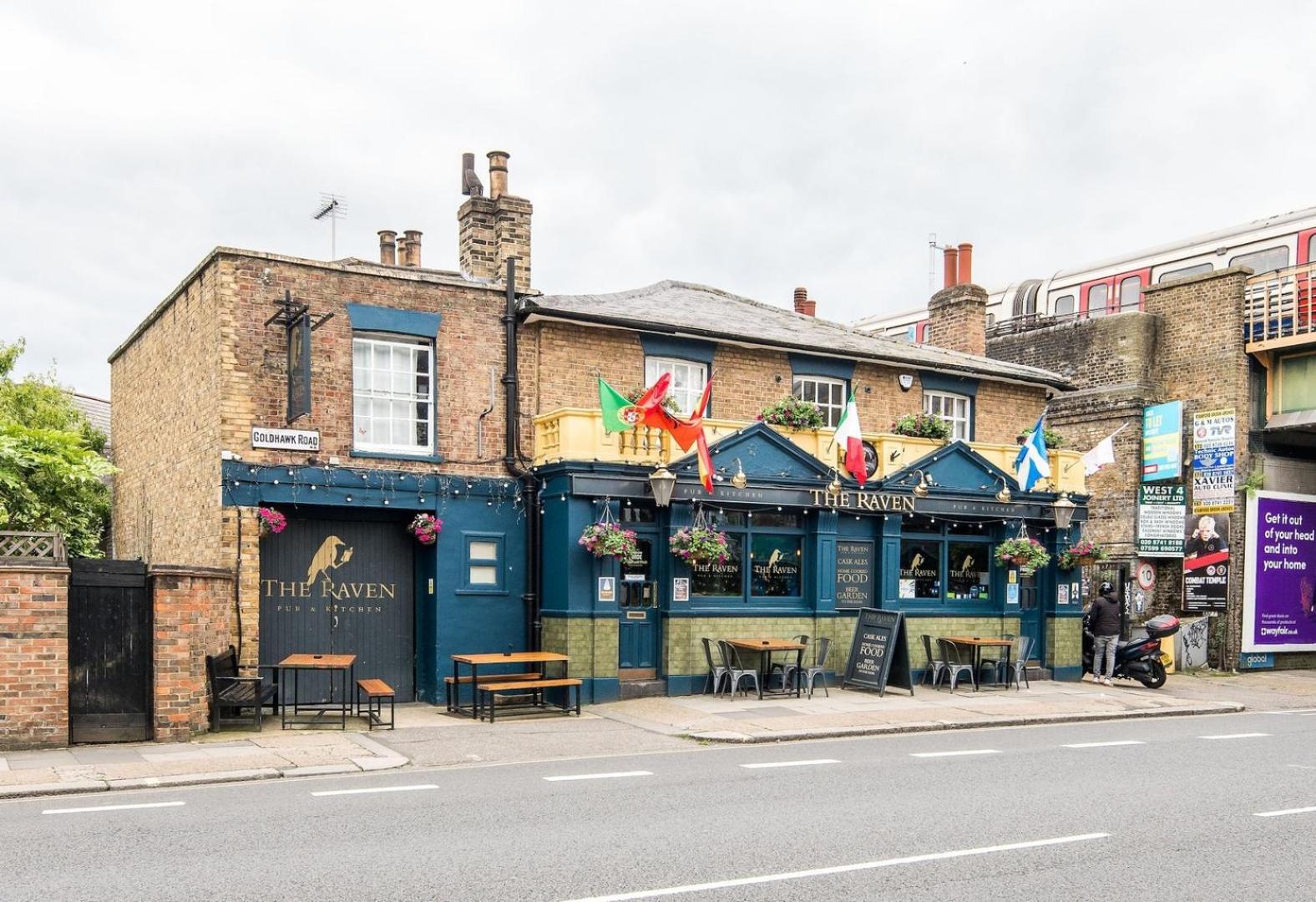 Sleek and Stylish 1BD Apt w/ Balcony, Hammersmith