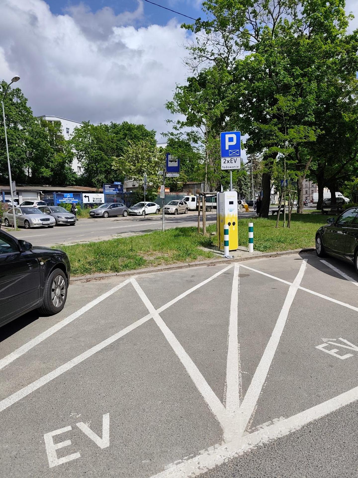 Good Day Apartments- private parking new town