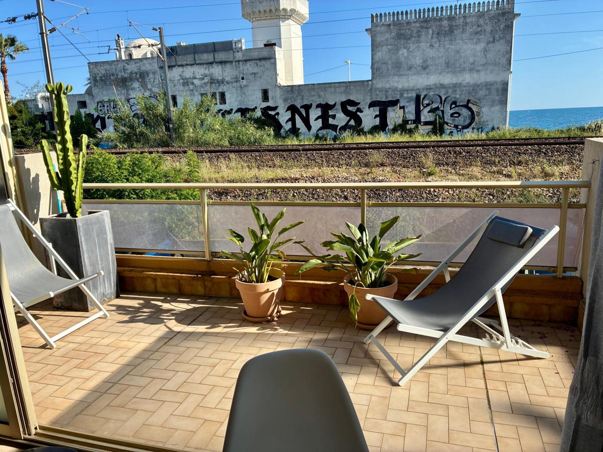 JUAN - PLAGES - PARKING Privé - TERRASSE VUE MER