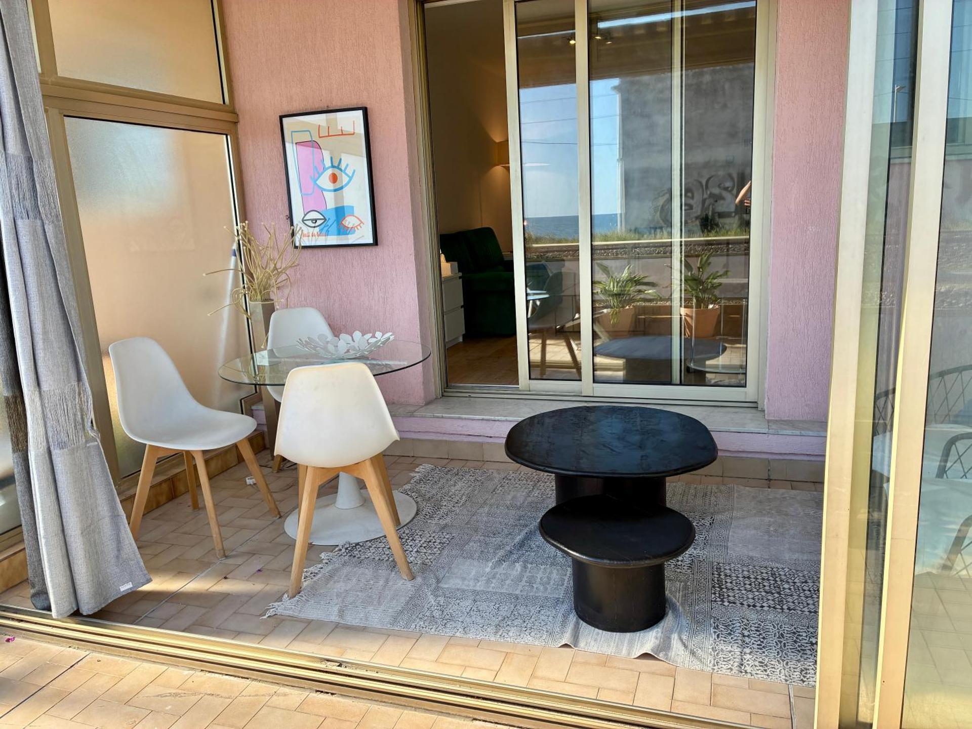 JUAN - PLAGES - PARKING Privé - TERRASSE VUE MER