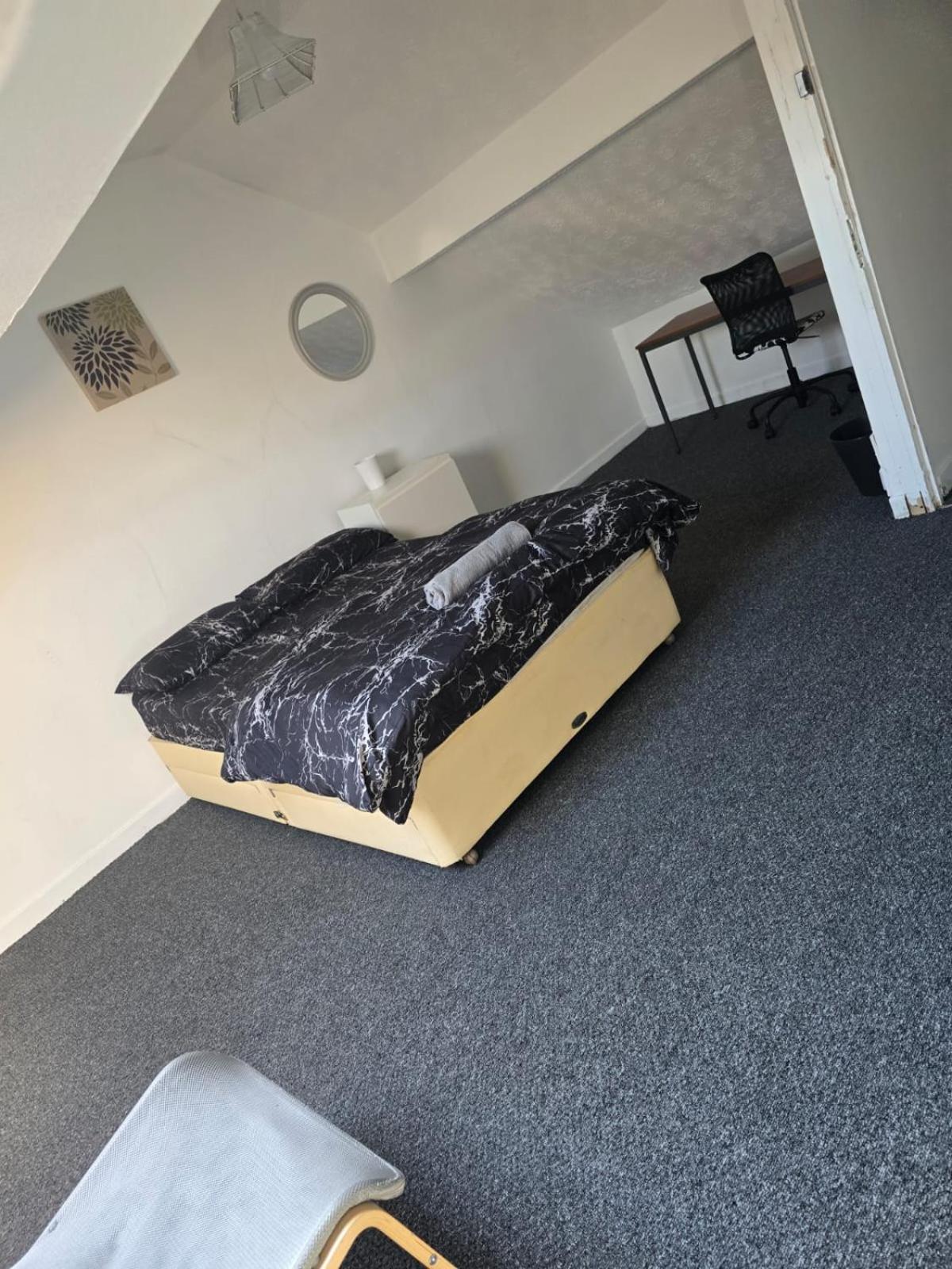 Simple Room Hostel style central Swansea