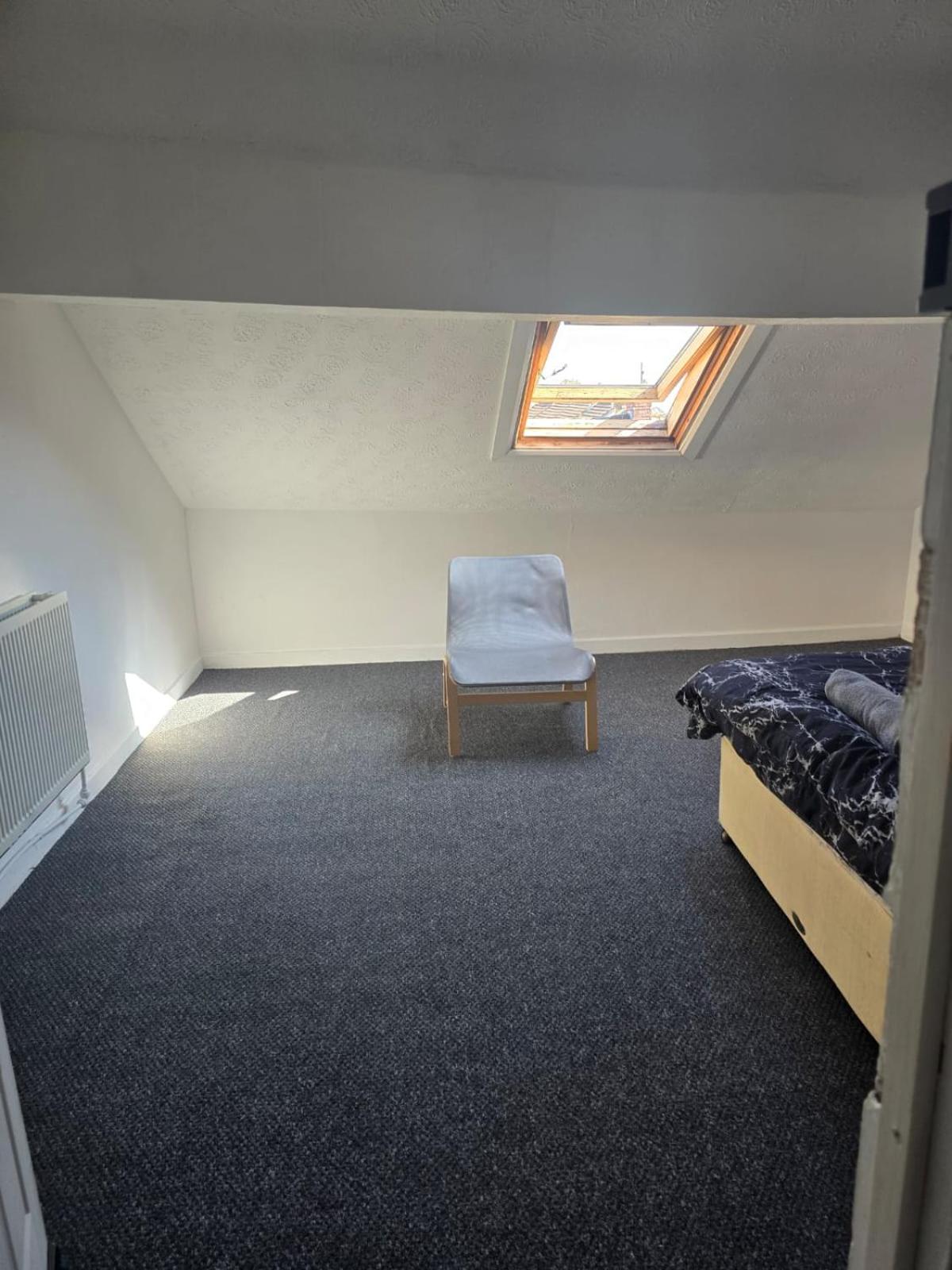 Simple Room Hostel style central Swansea