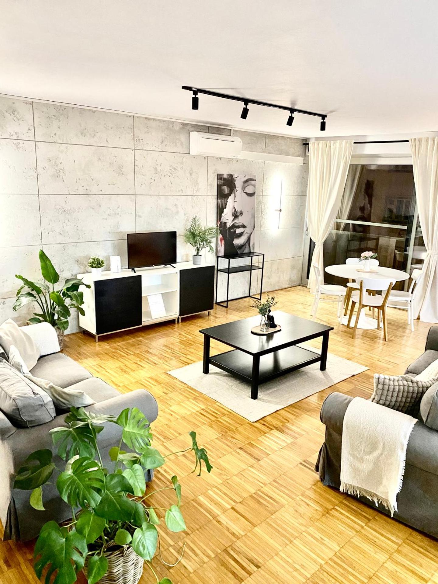 Spacious Apartment near City Center with Balcony and Garage Parking