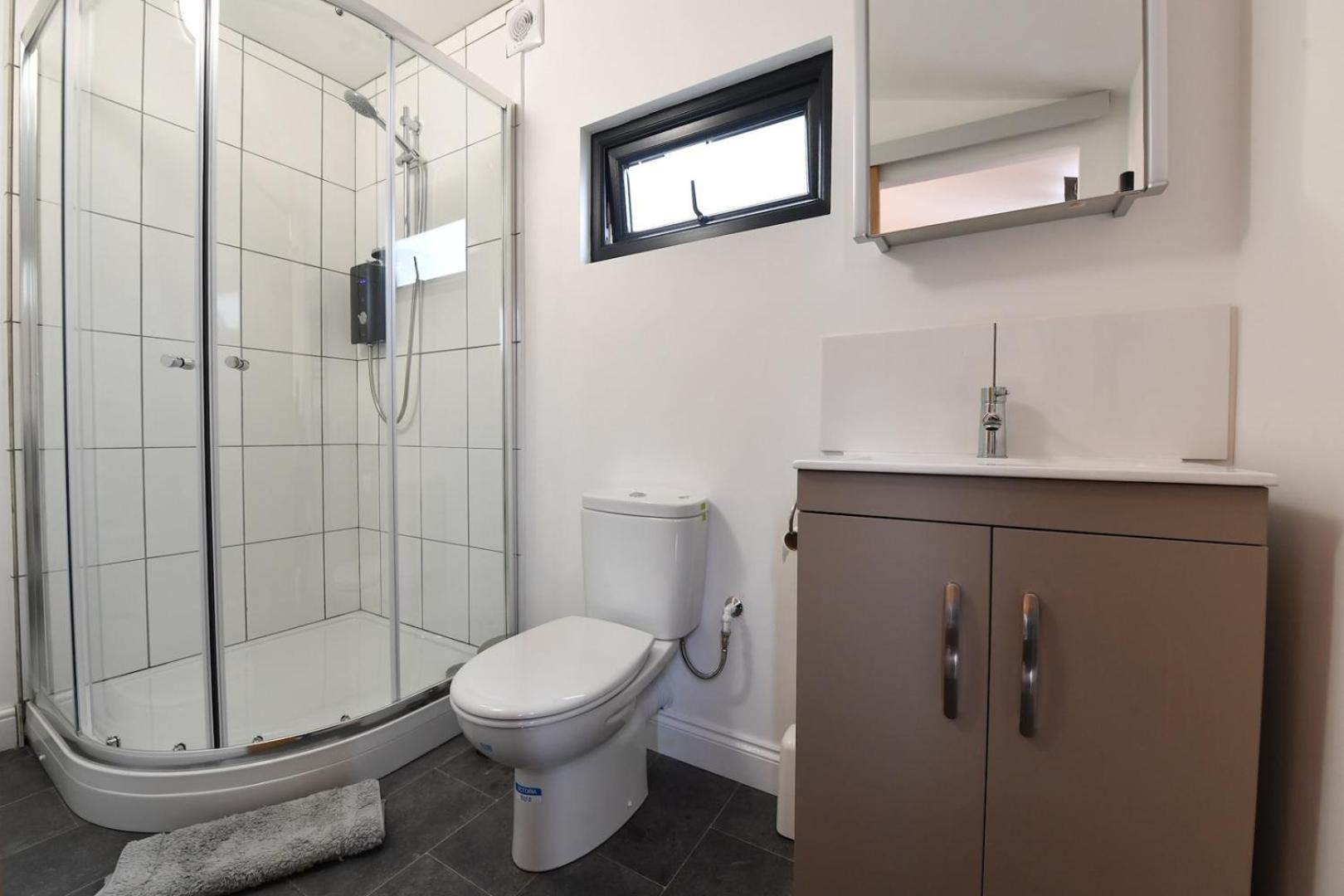 Cheerful 1BD Cottage with Parking Nr Guildford