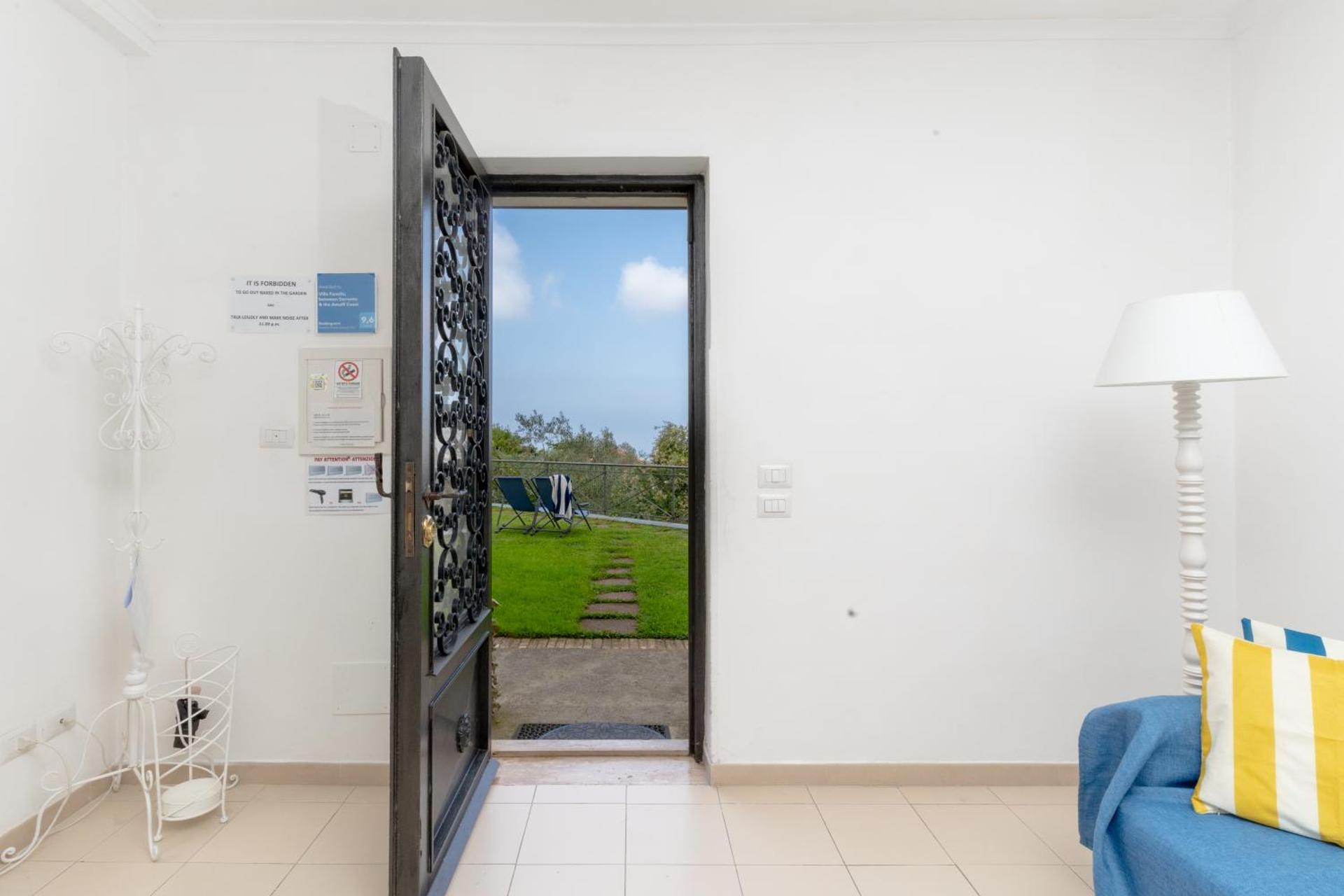 Villa Fanella, independent house with a private garden, between Sorrento&Amalfi