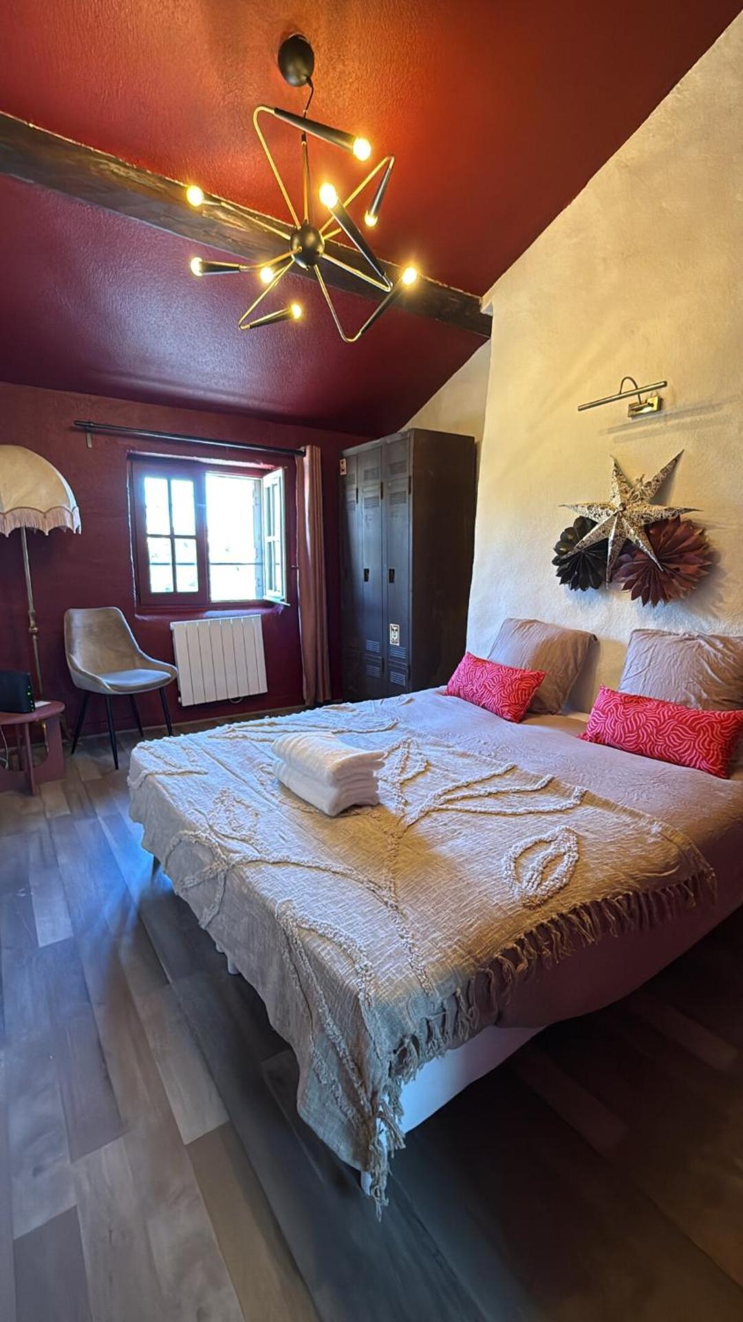 Kuriosis - Central & Elegant