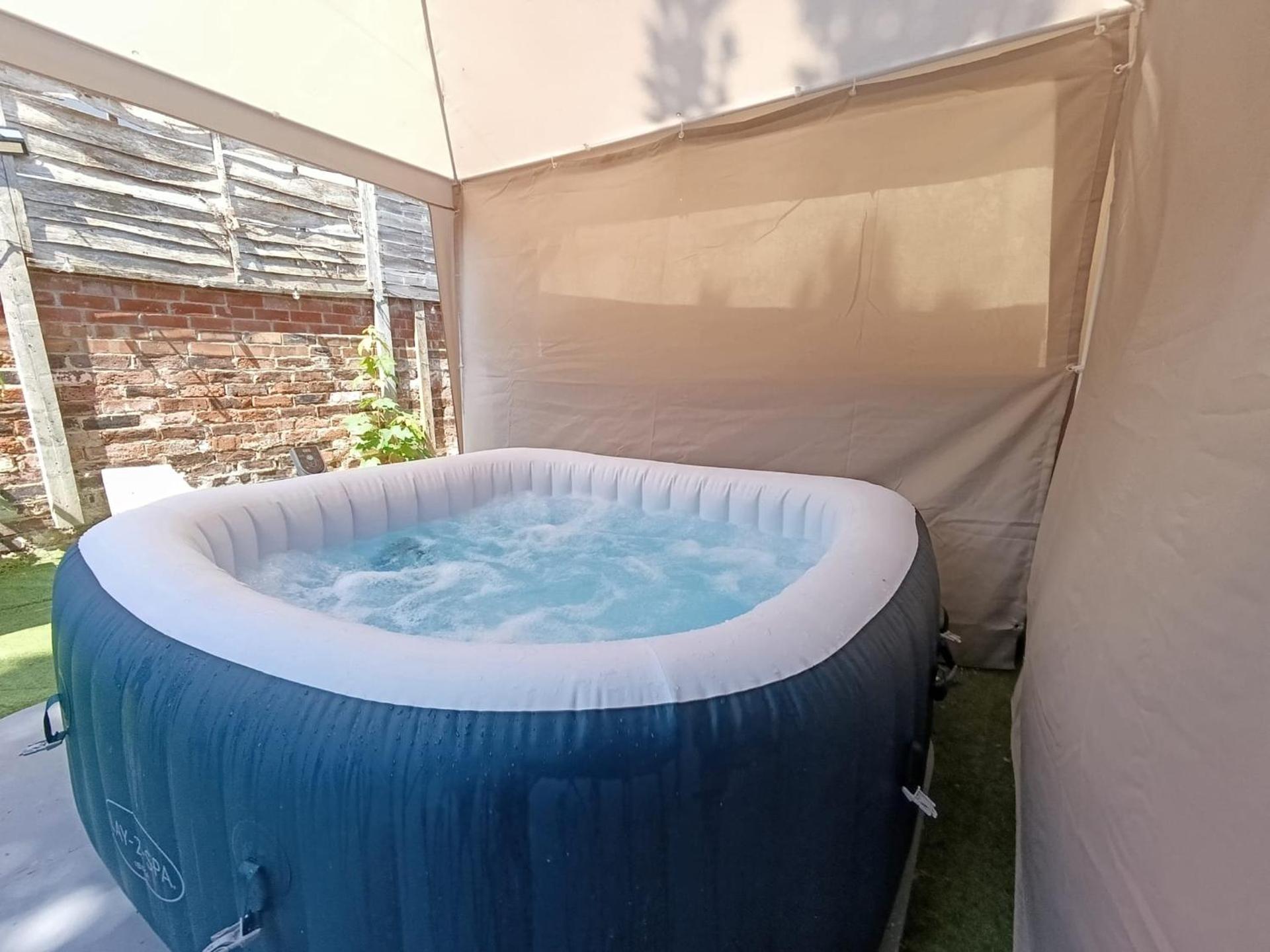 Open Mind Property - Hot Tub, 5 Bedroom & Free Parking