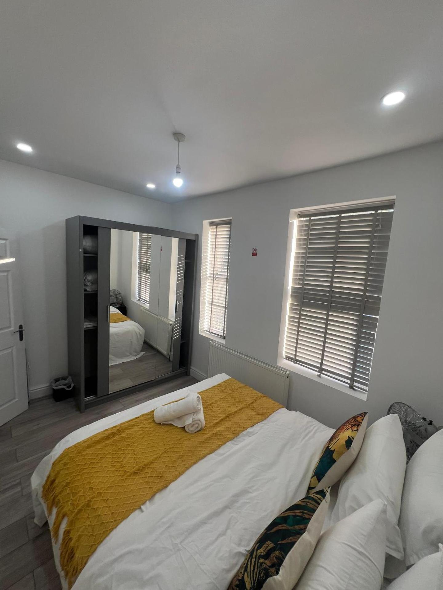 F4 Luxury Stays One bed apartment with Parking