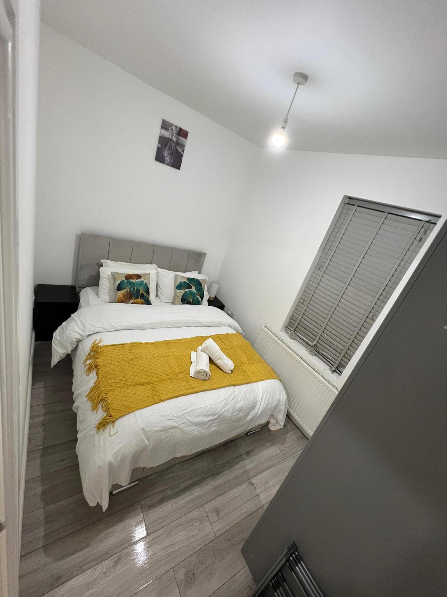 F4 Luxury Stays One bed apartment with Parking