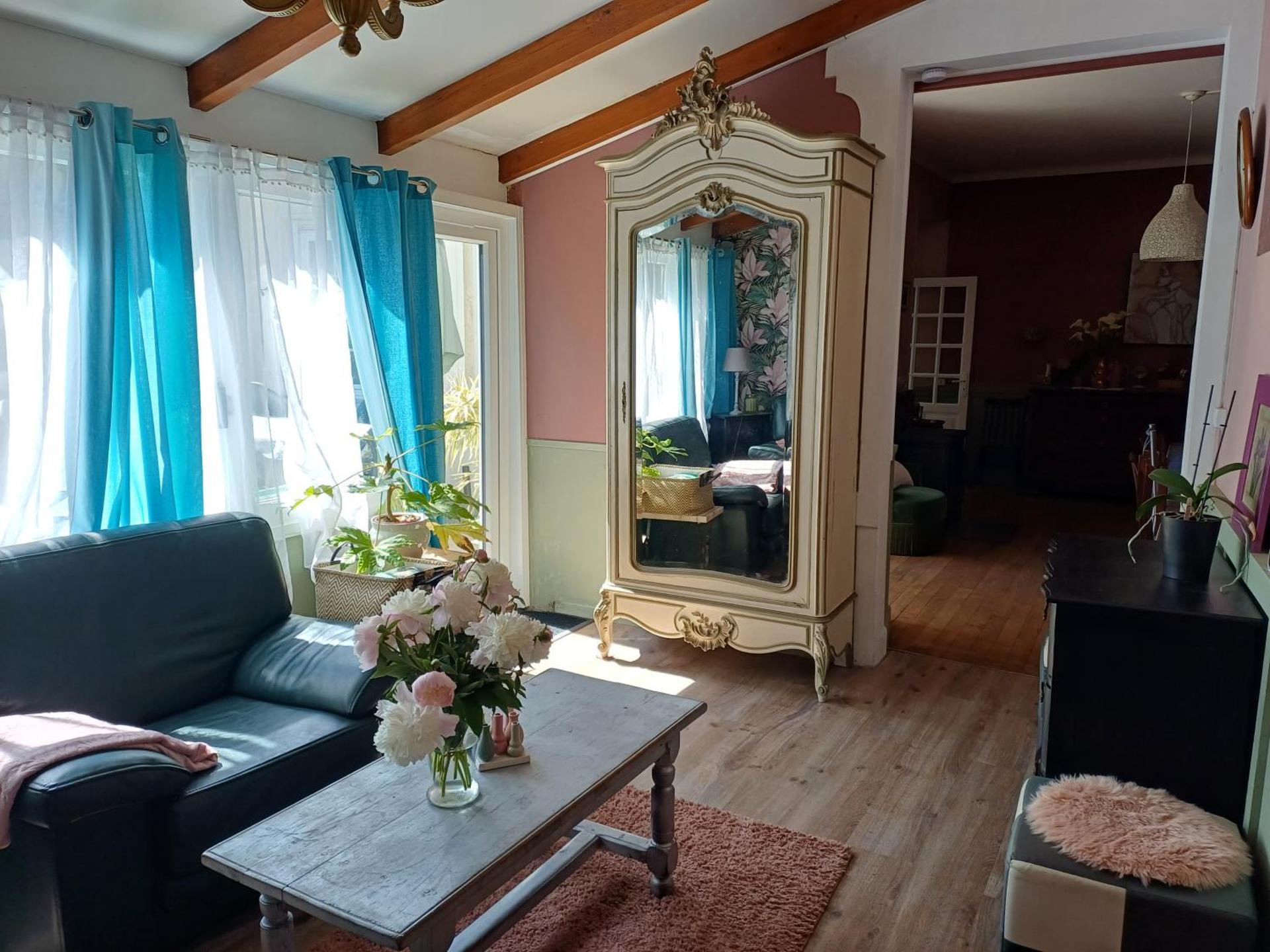 Maison Violette en Berry - chambres d'hôtes vintage face au marché d'Aigurande