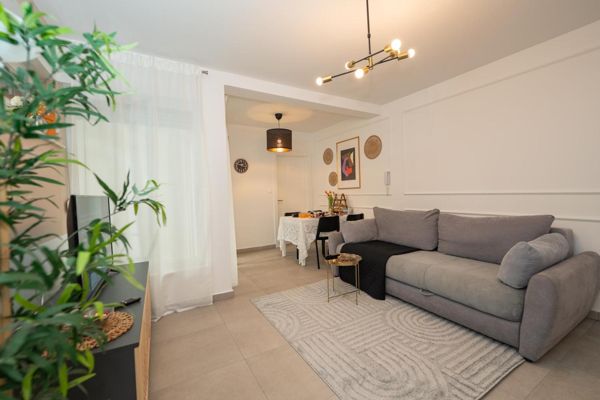 Pool and Breakfast Apartments Villa Maro