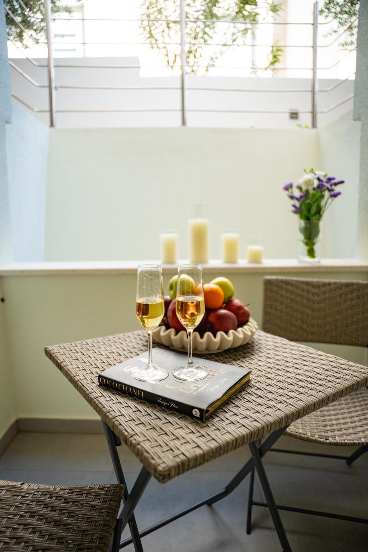 Pool and Breakfast Apartments Villa Maro