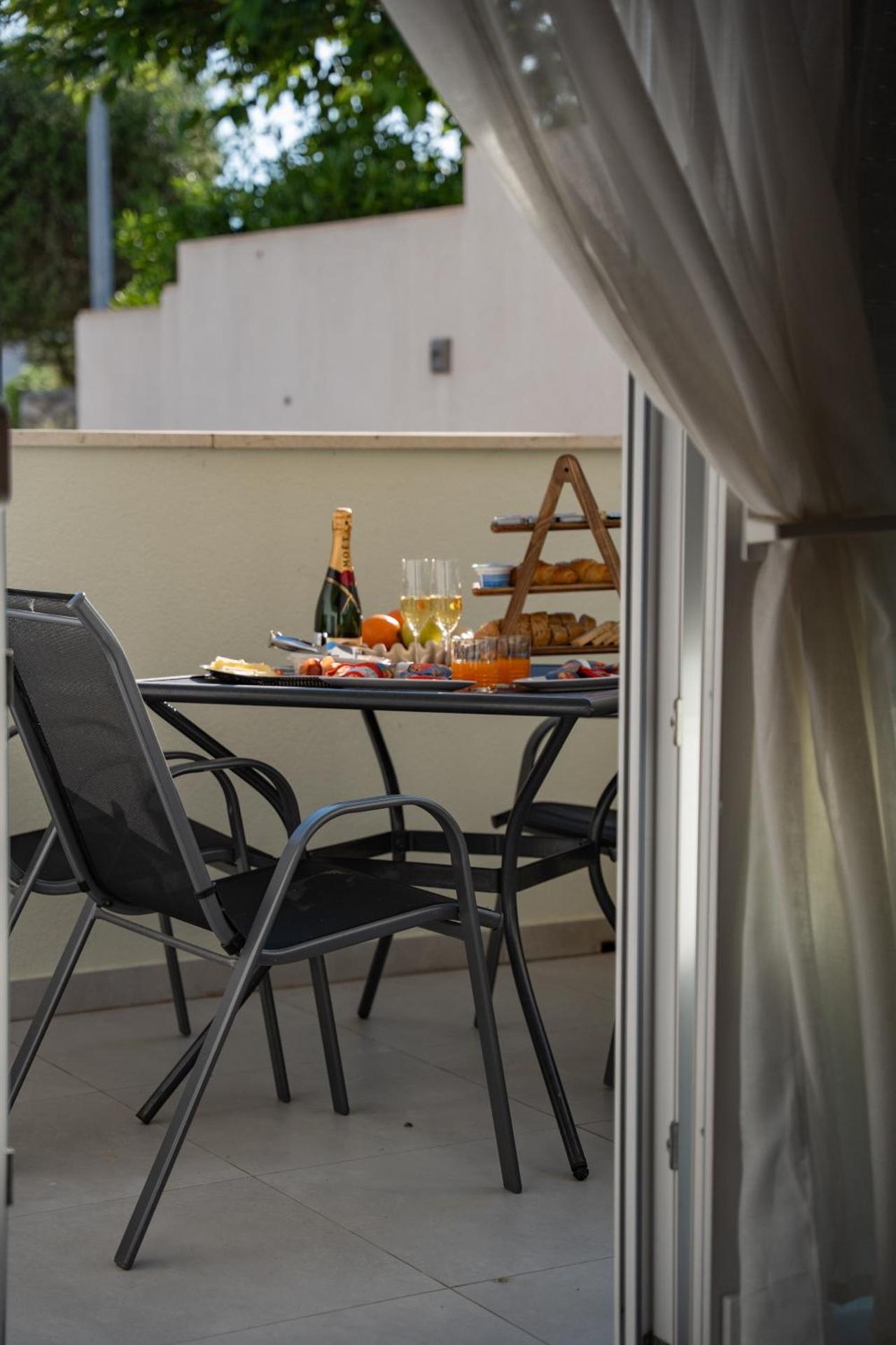 Pool and Breakfast Apartments Villa Maro