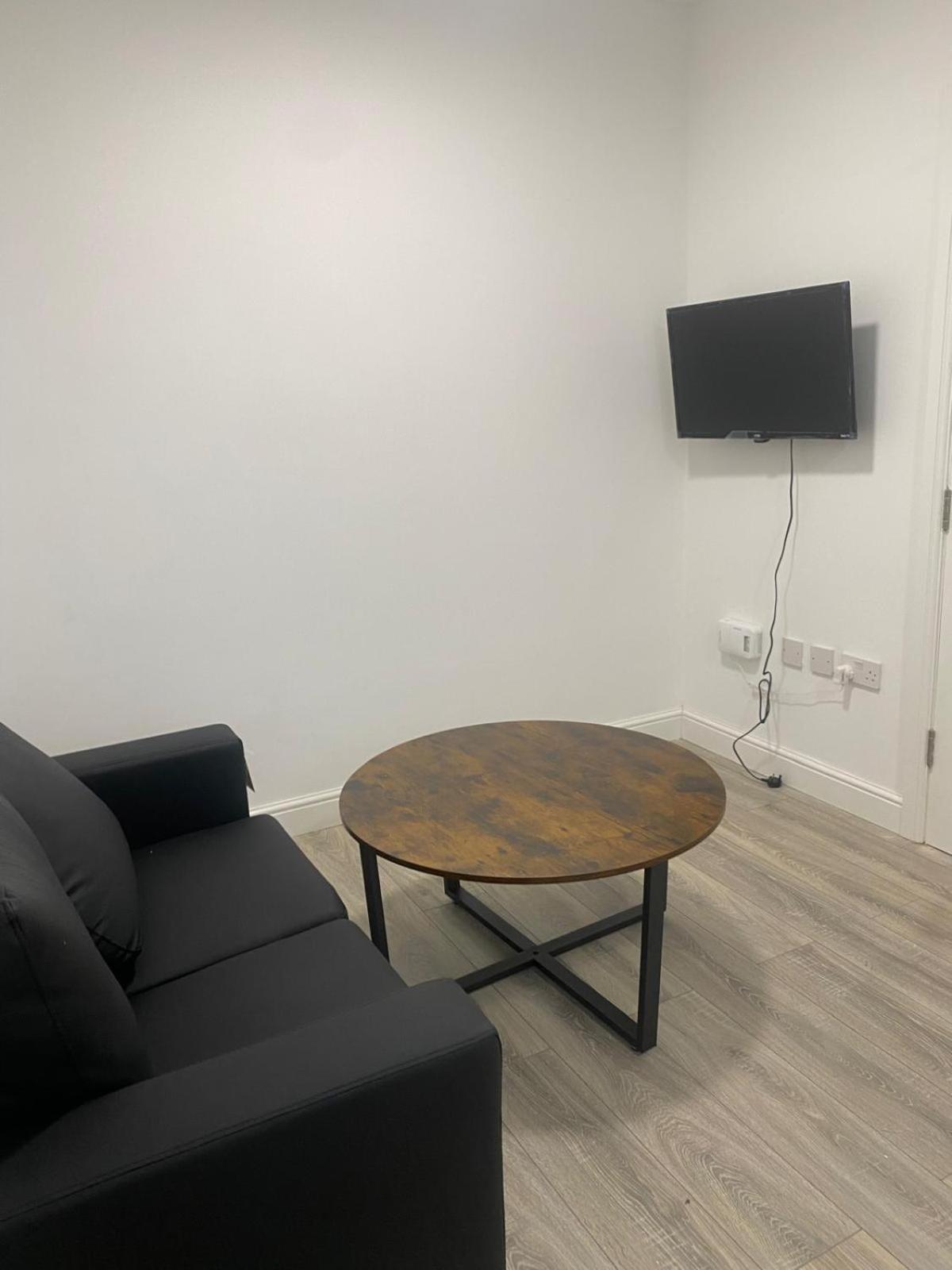 Train Station Aparthotel - Free Wifi, Free Parking