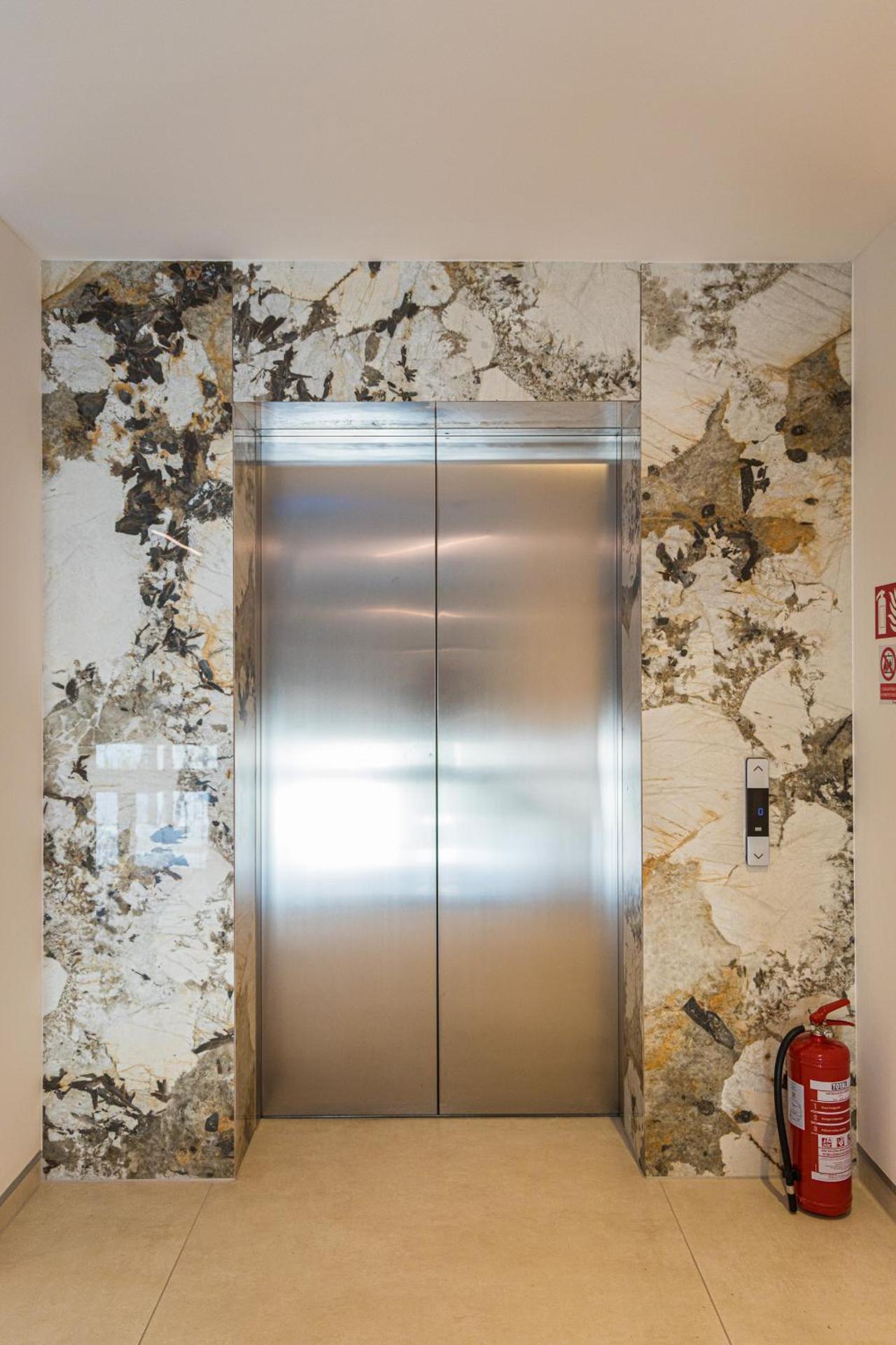 Caesars Palace - NEW modern apartment with FREE private parking