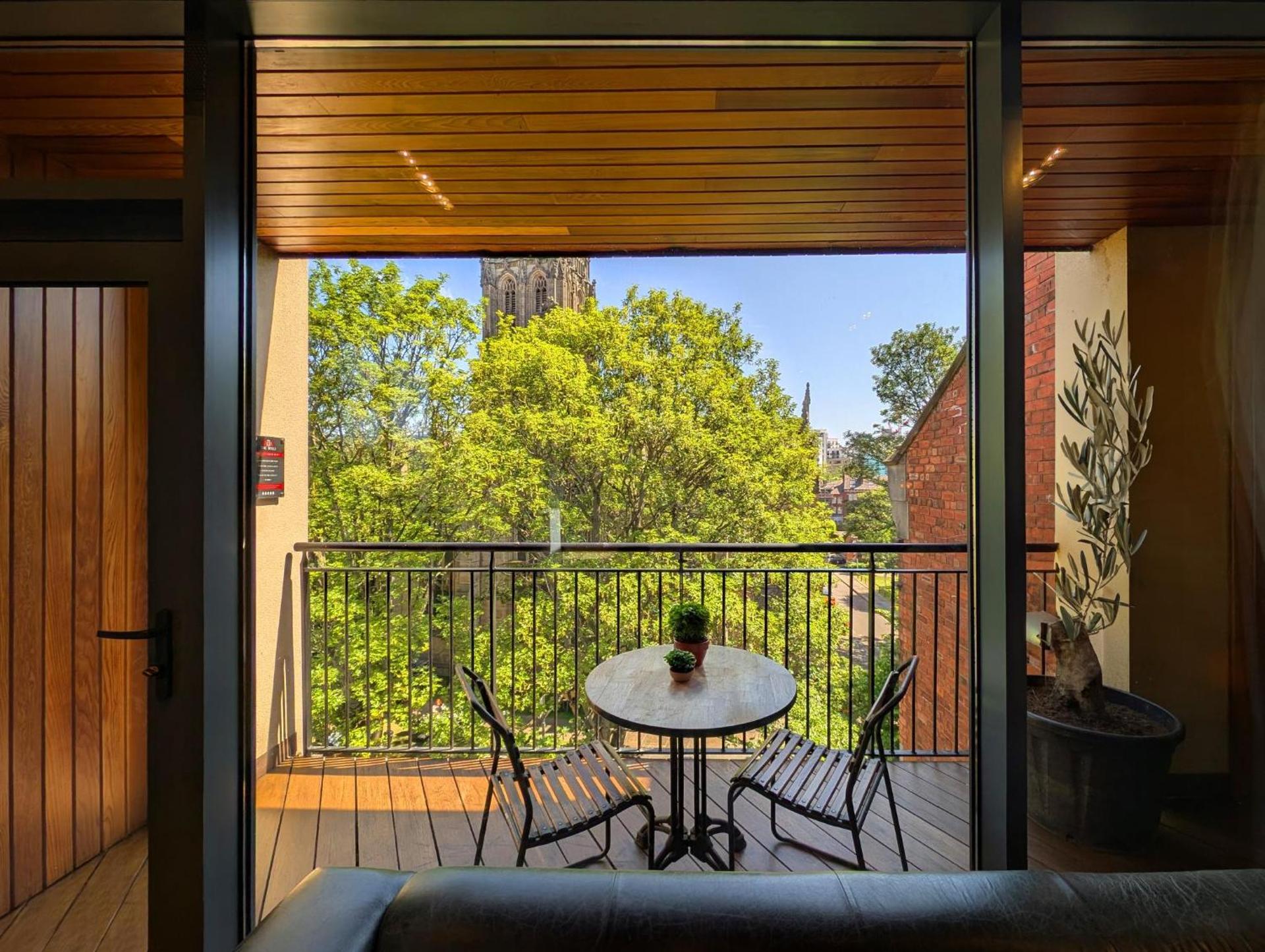 Big Ben - Two Bedroom Penthouse Suite with Roof Terrace, Hot Tub and Balconies