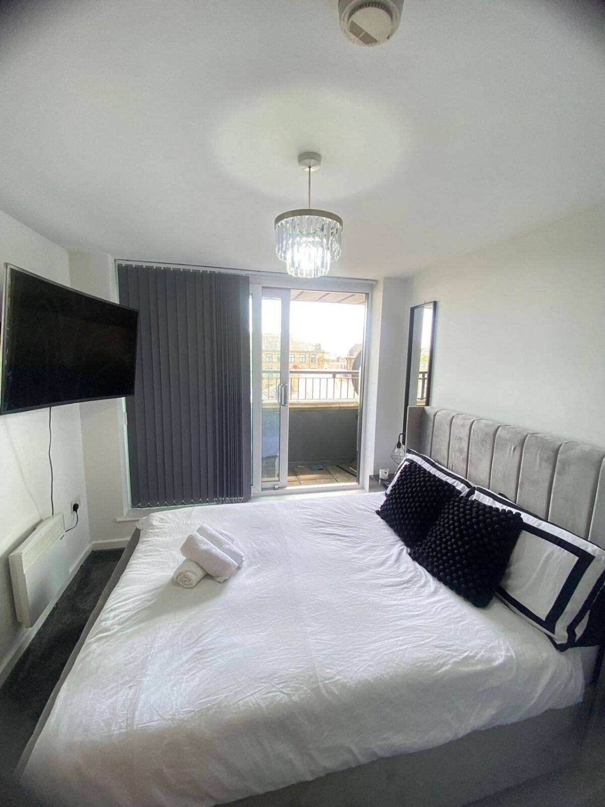 Modern 1-Bed Flat with Balcony