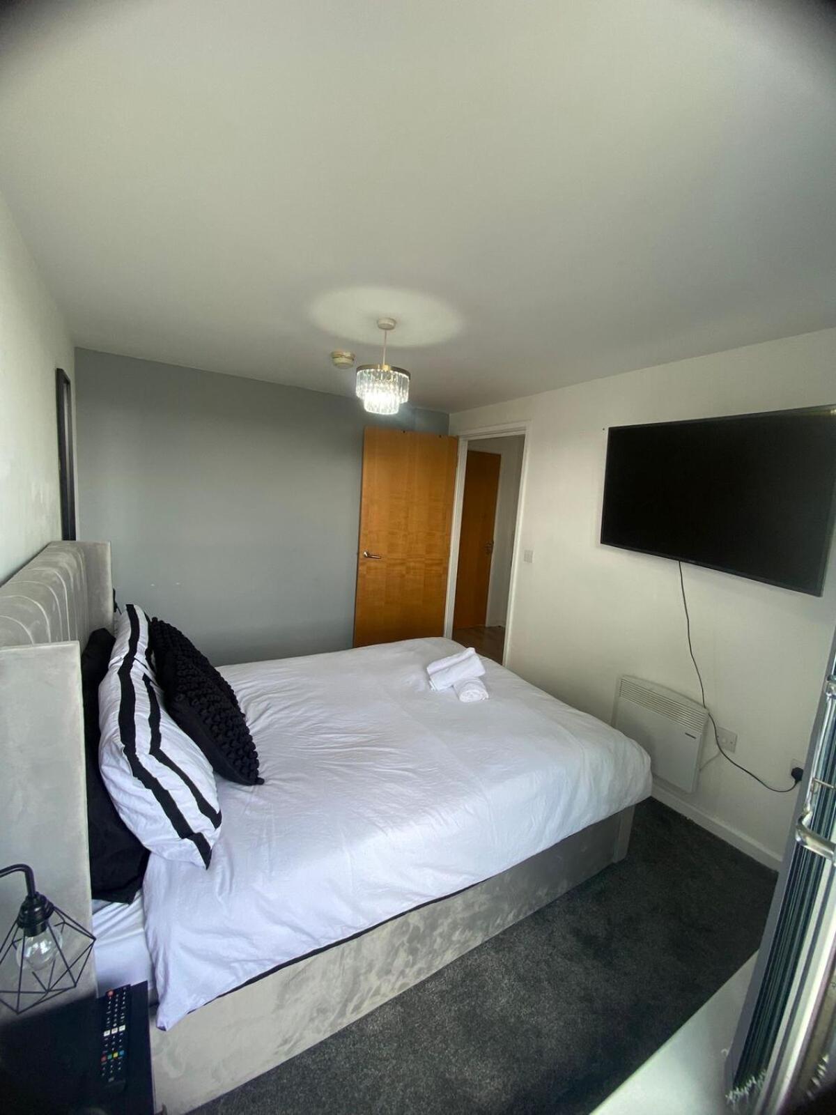 Modern 1-Bed Flat with Balcony