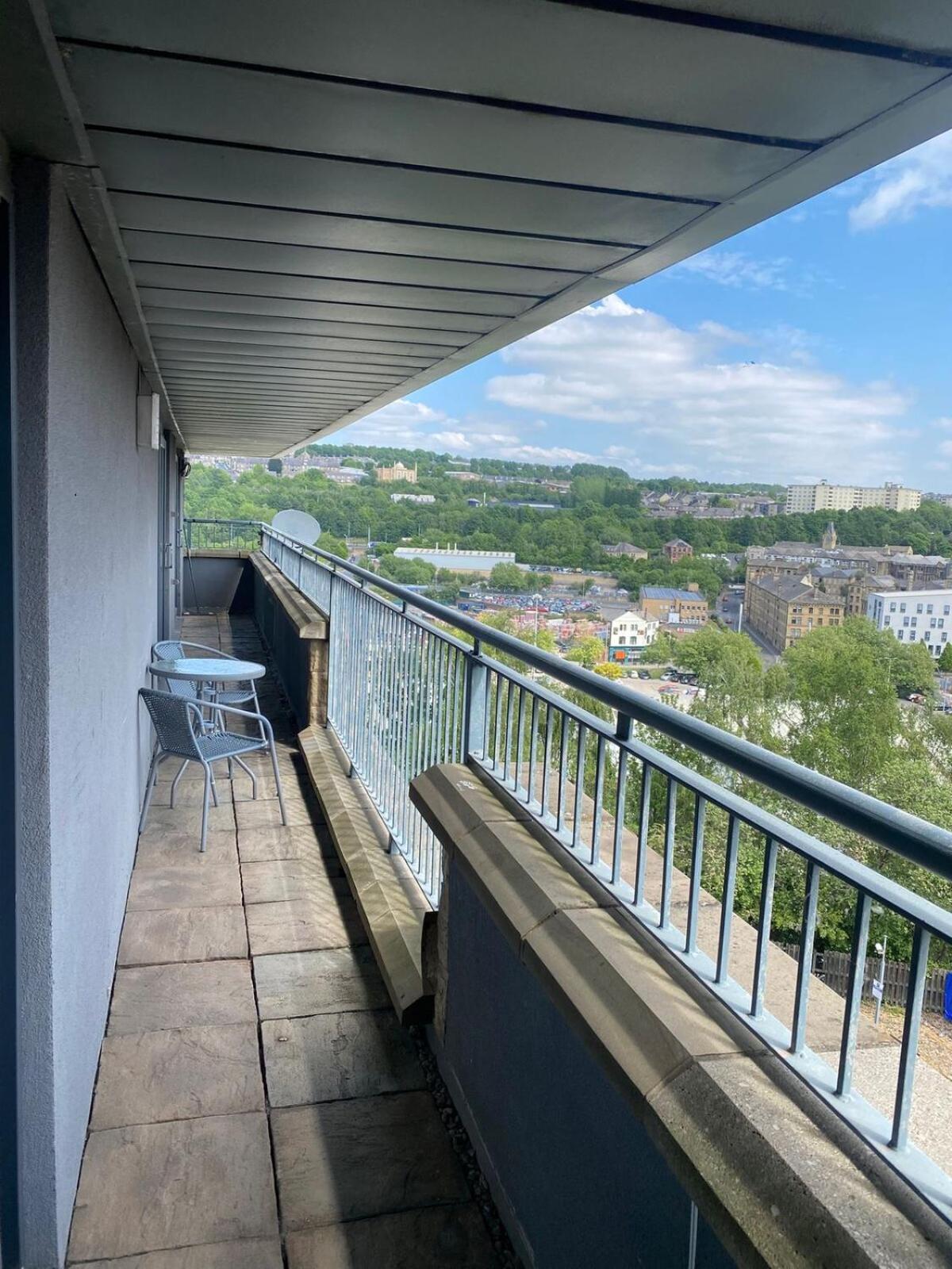 Modern 1-Bed Flat with Balcony