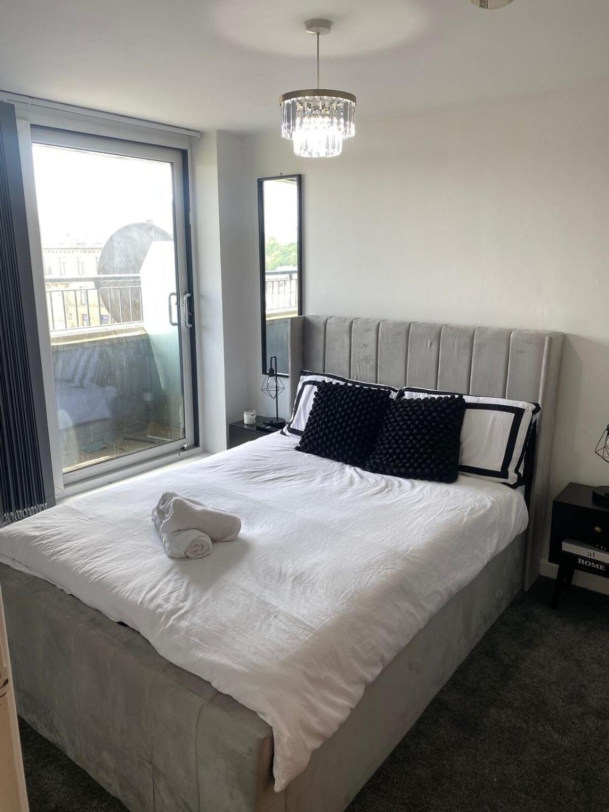 Modern 1-Bed Flat with Balcony