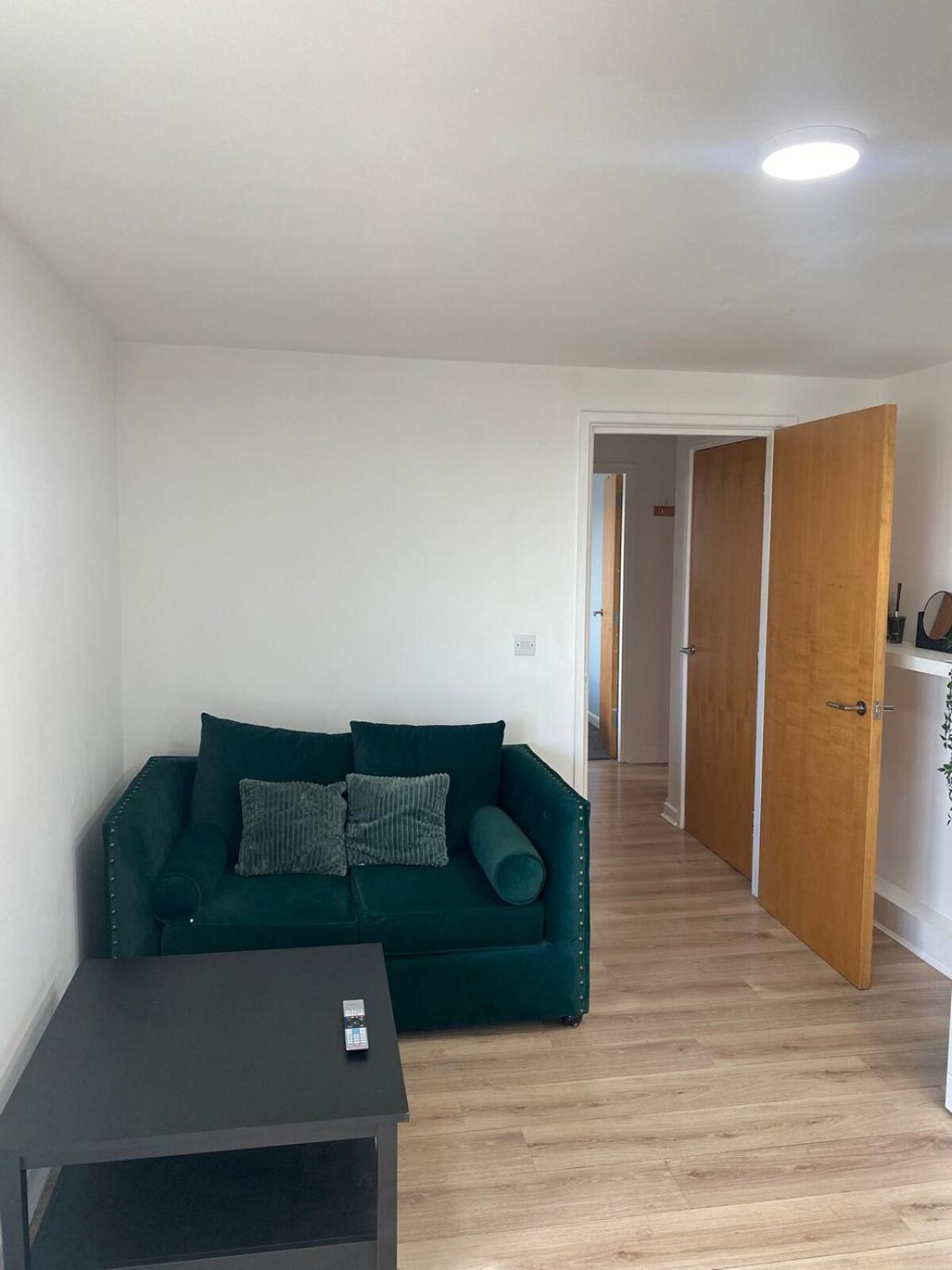 Modern 1-Bed Flat with Balcony