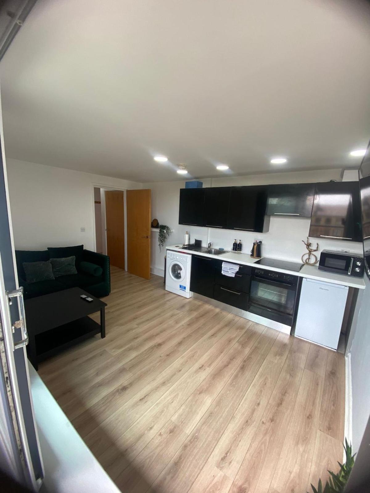 Modern 1-Bed Flat with Balcony