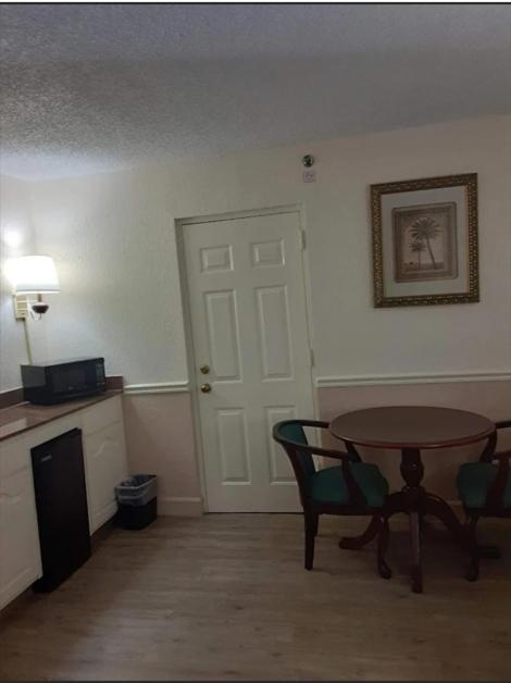 Royal Suites Baton Rouge near LSU and Airport