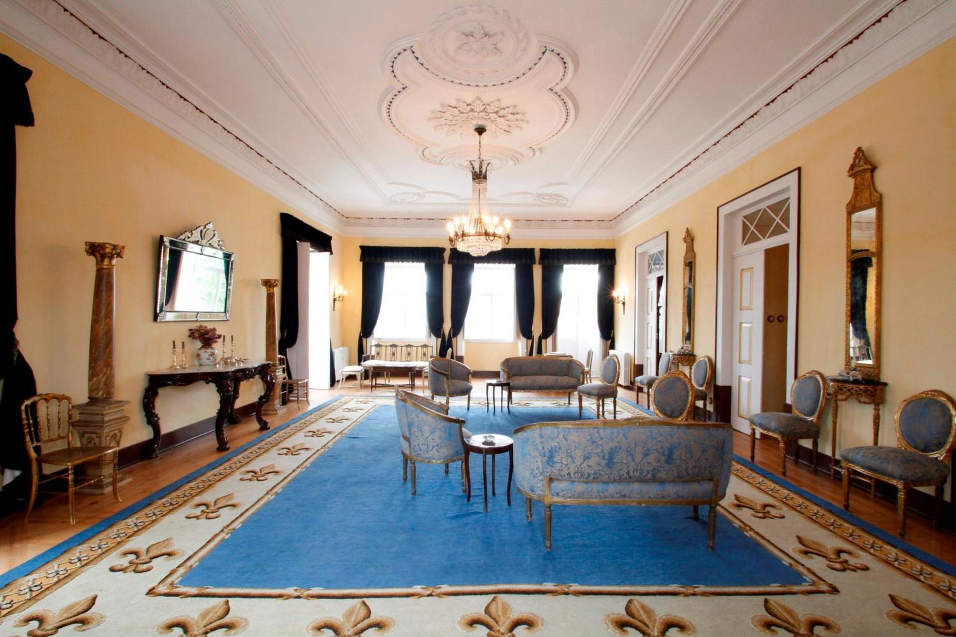 Communal lounge/ TV room