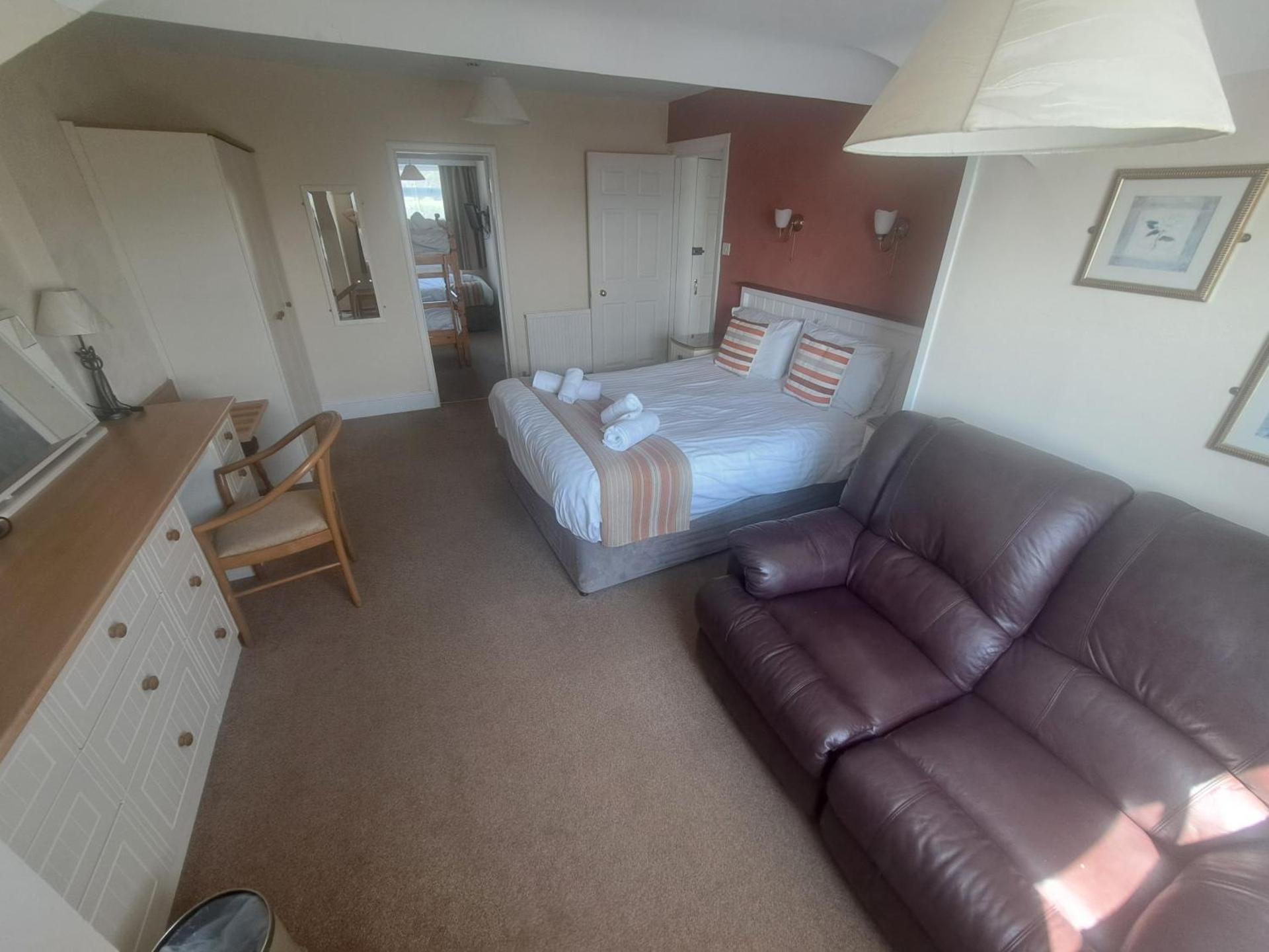 Lion Hotel & Studio Apartments