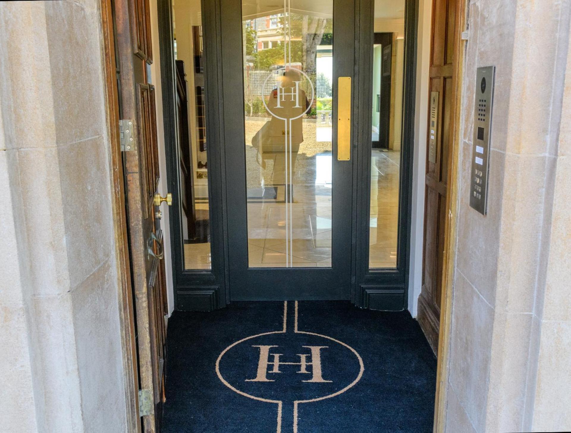 Holm House - Stylish Coastal Suites - Silures Bar & Restaurant On-site