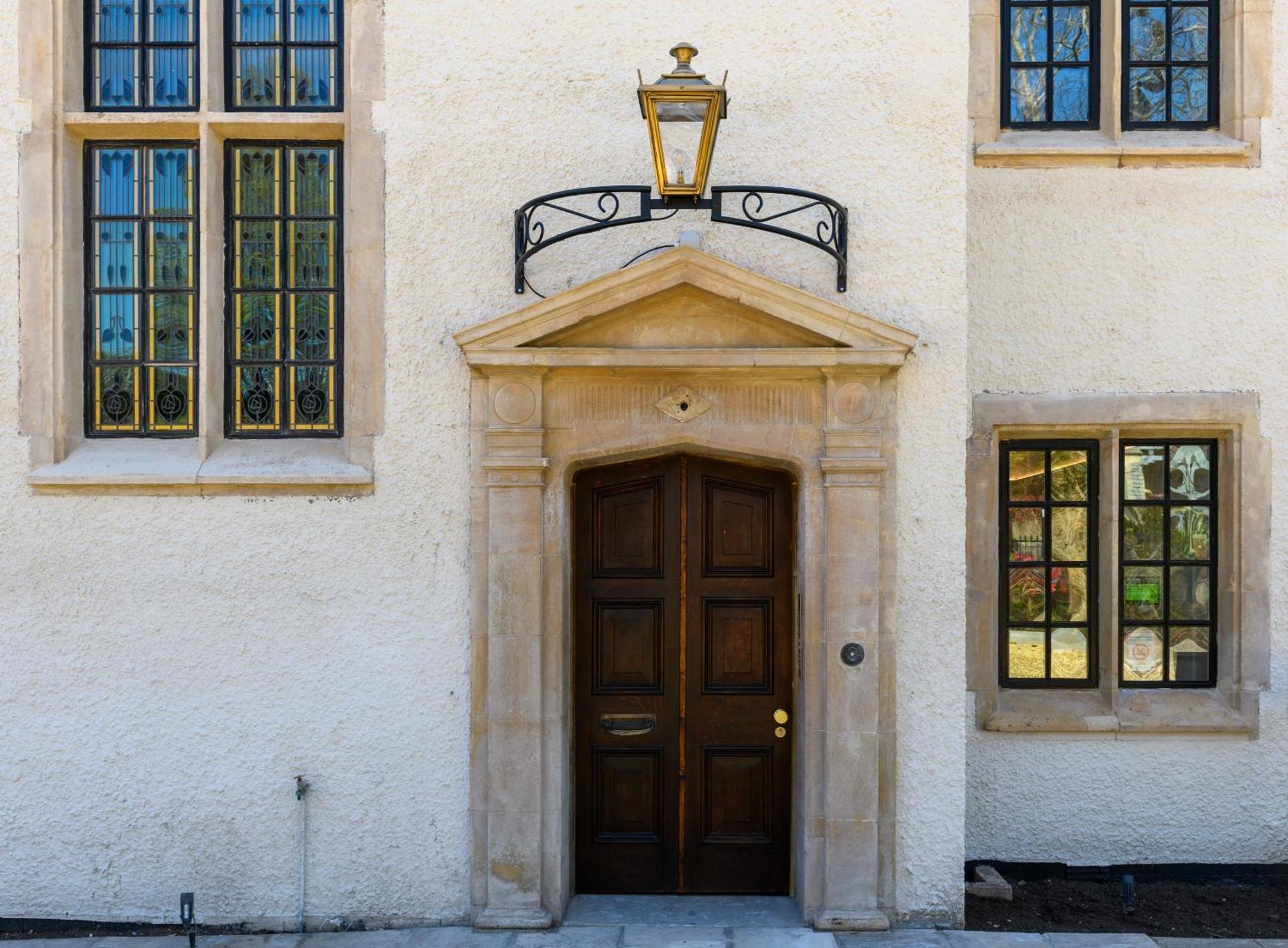 Holm House - Stylish Coastal Suites - Silures Bar & Restaurant On-site