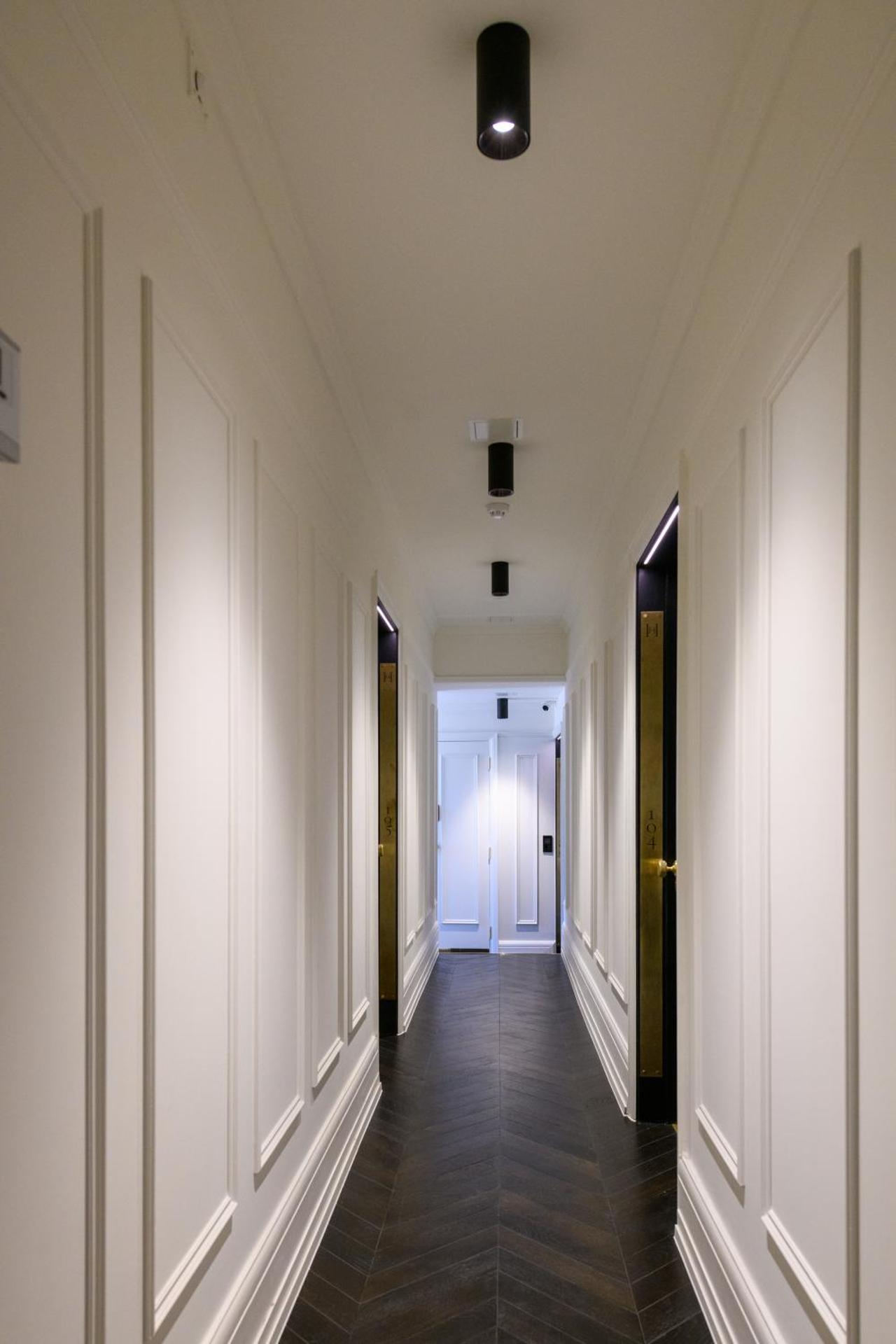 Holm House - Stylish Coastal Suites - Silures Bar & Restaurant On-site