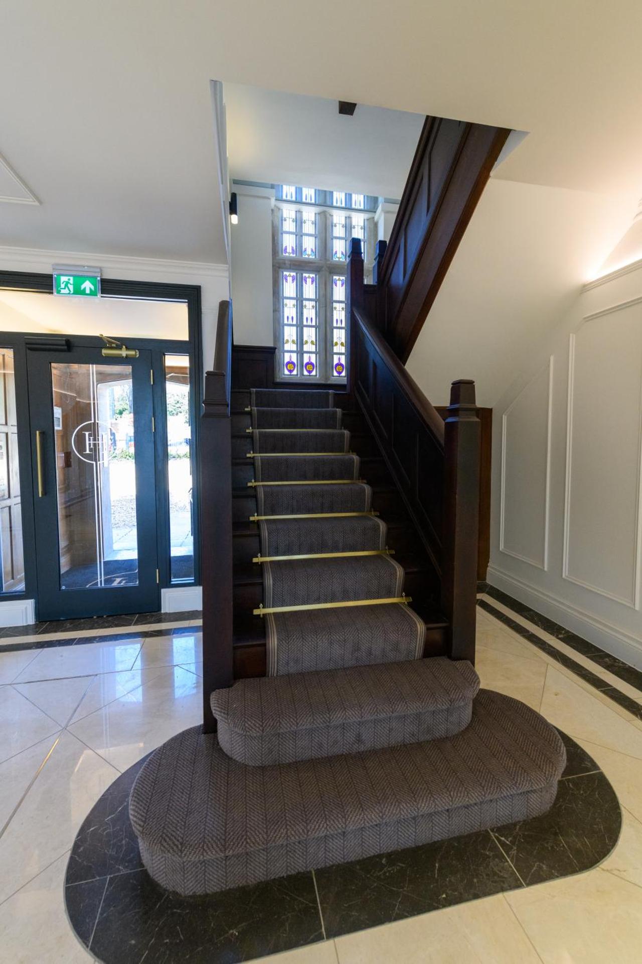 Holm House - Stylish Coastal Suites - Silures Bar & Restaurant On-site