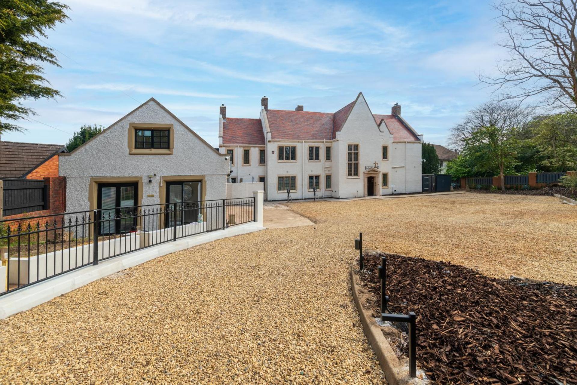 Holm House - Stylish Coastal Suites - Silures Bar & Restaurant On-site