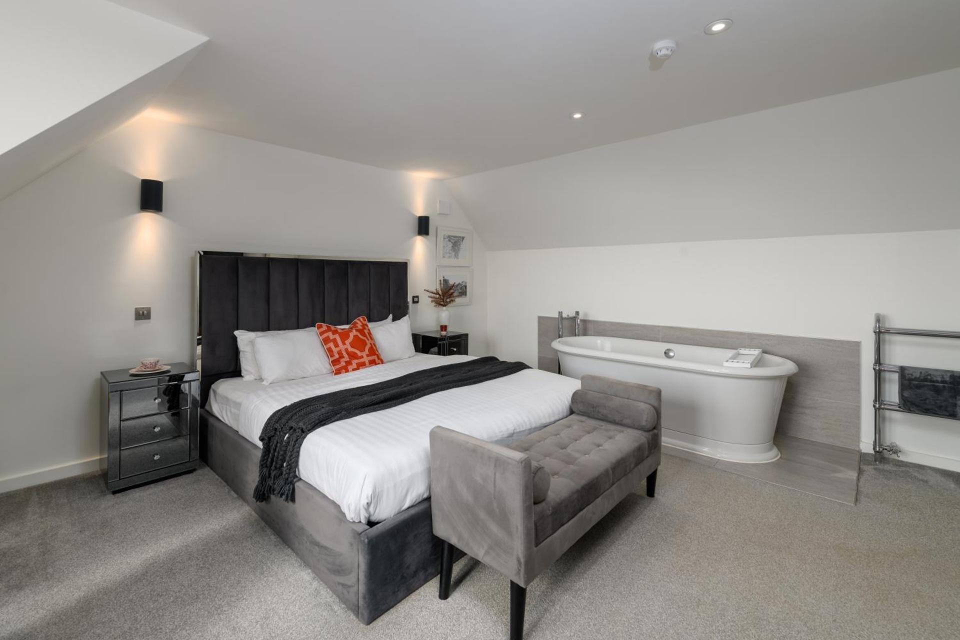 Holm House - Stylish Coastal Suites - Silures Bar & Restaurant On-site