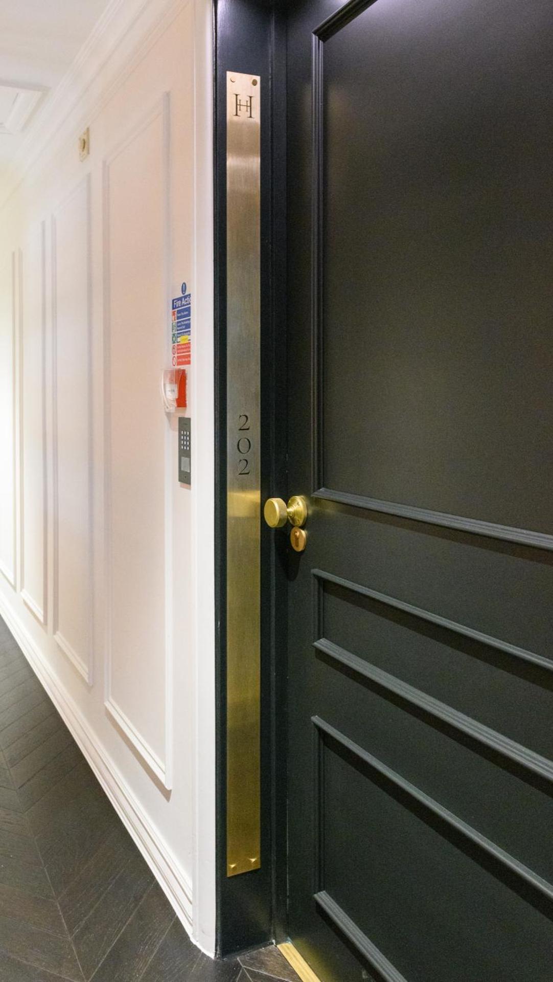 Holm House - Stylish Coastal Suites - Silures Bar & Restaurant On-site