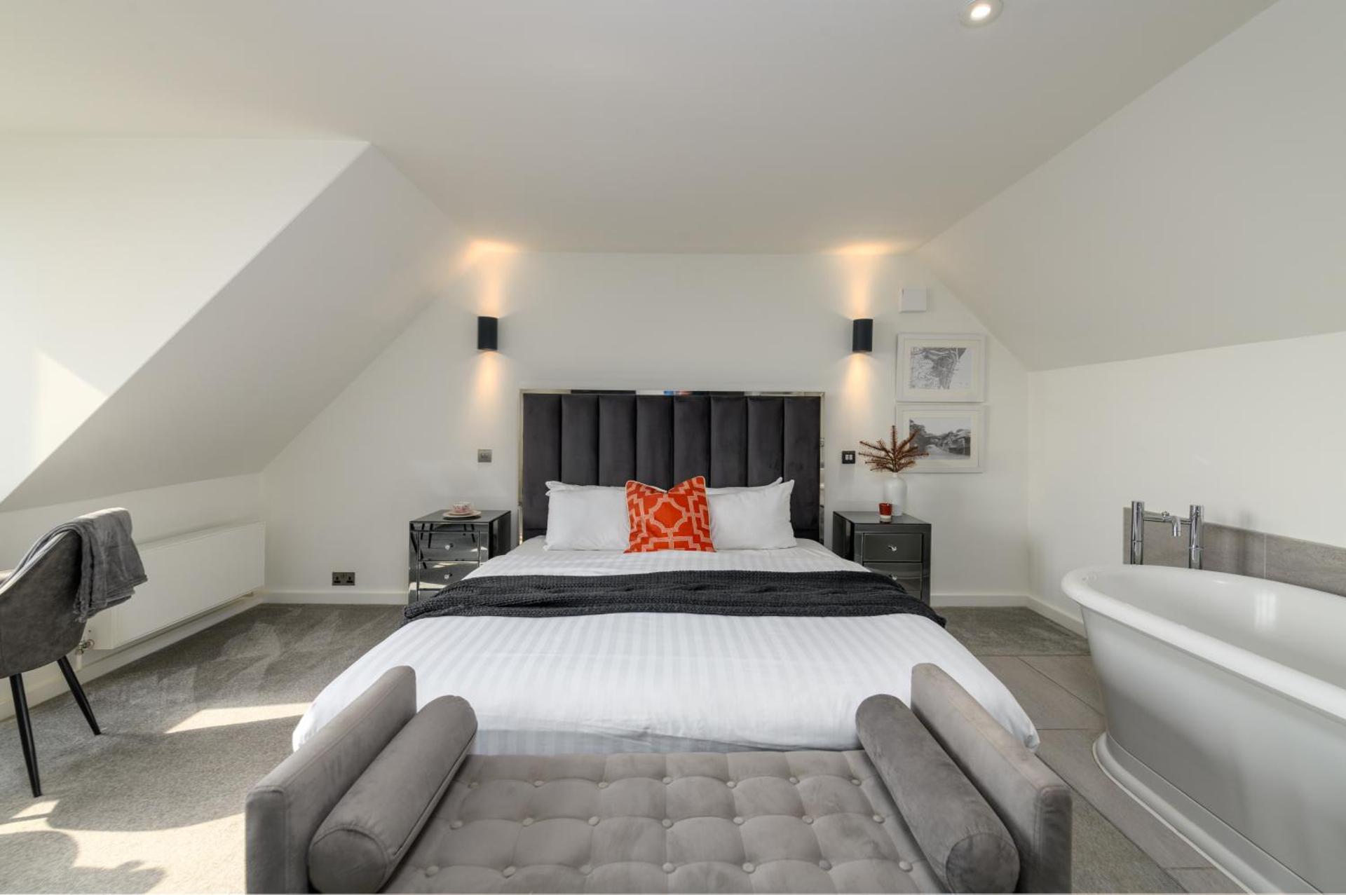 Holm House - Stylish Coastal Suites - Silures Bar & Restaurant On-site