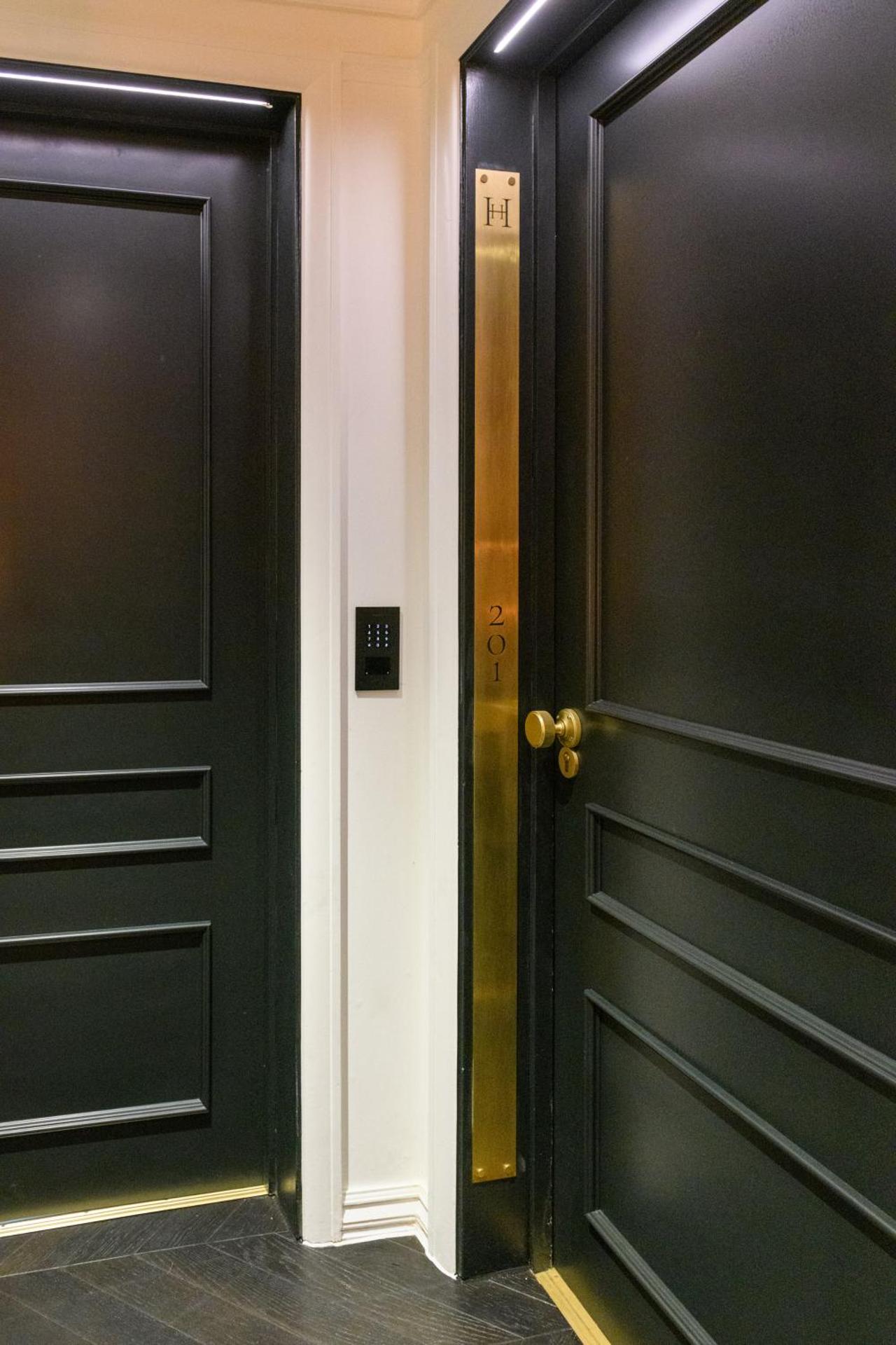 Holm House - Stylish Coastal Suites - Silures Bar & Restaurant On-site