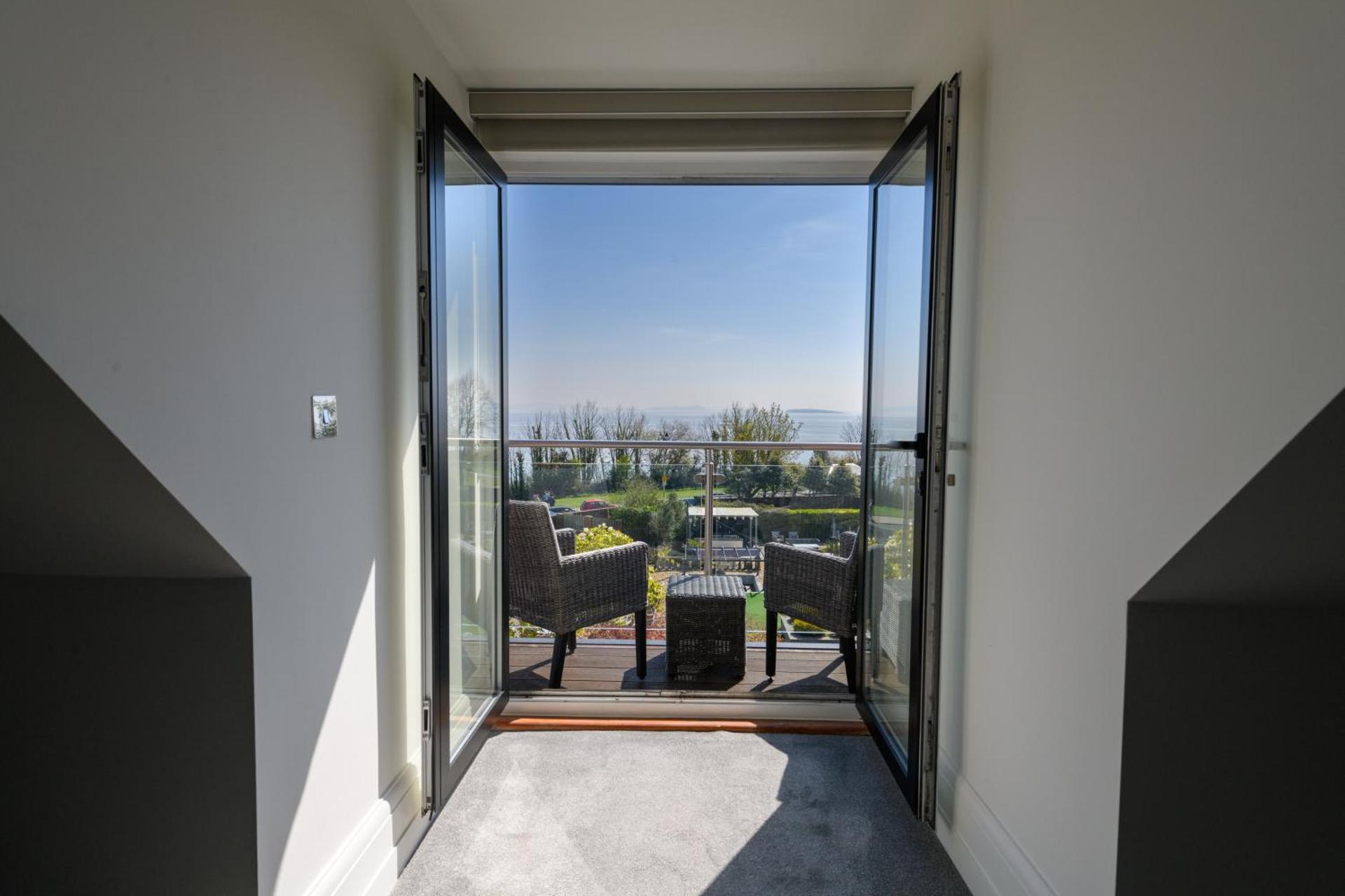 Holm House - Stylish Coastal Suites - Silures Bar & Restaurant On-site