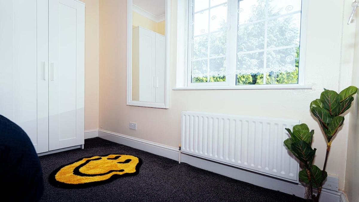 Modern, comfy 2 bedroom House in Hatfield, town centre, free parking, large garden