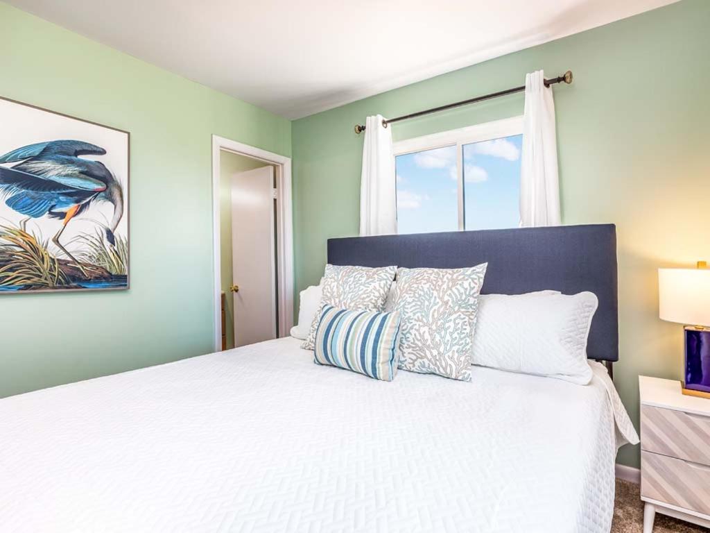 Lighthouse Point 11C