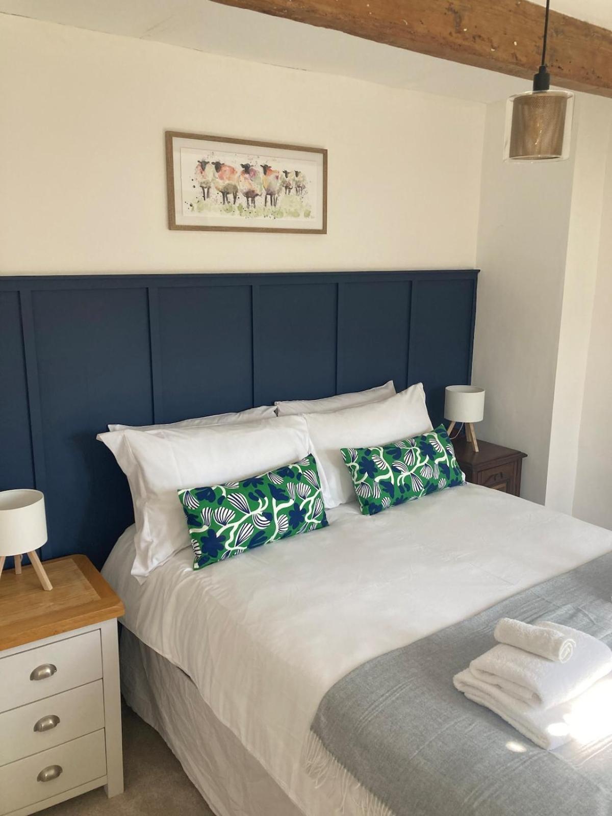 Hebden Bridge Riverside Cottage