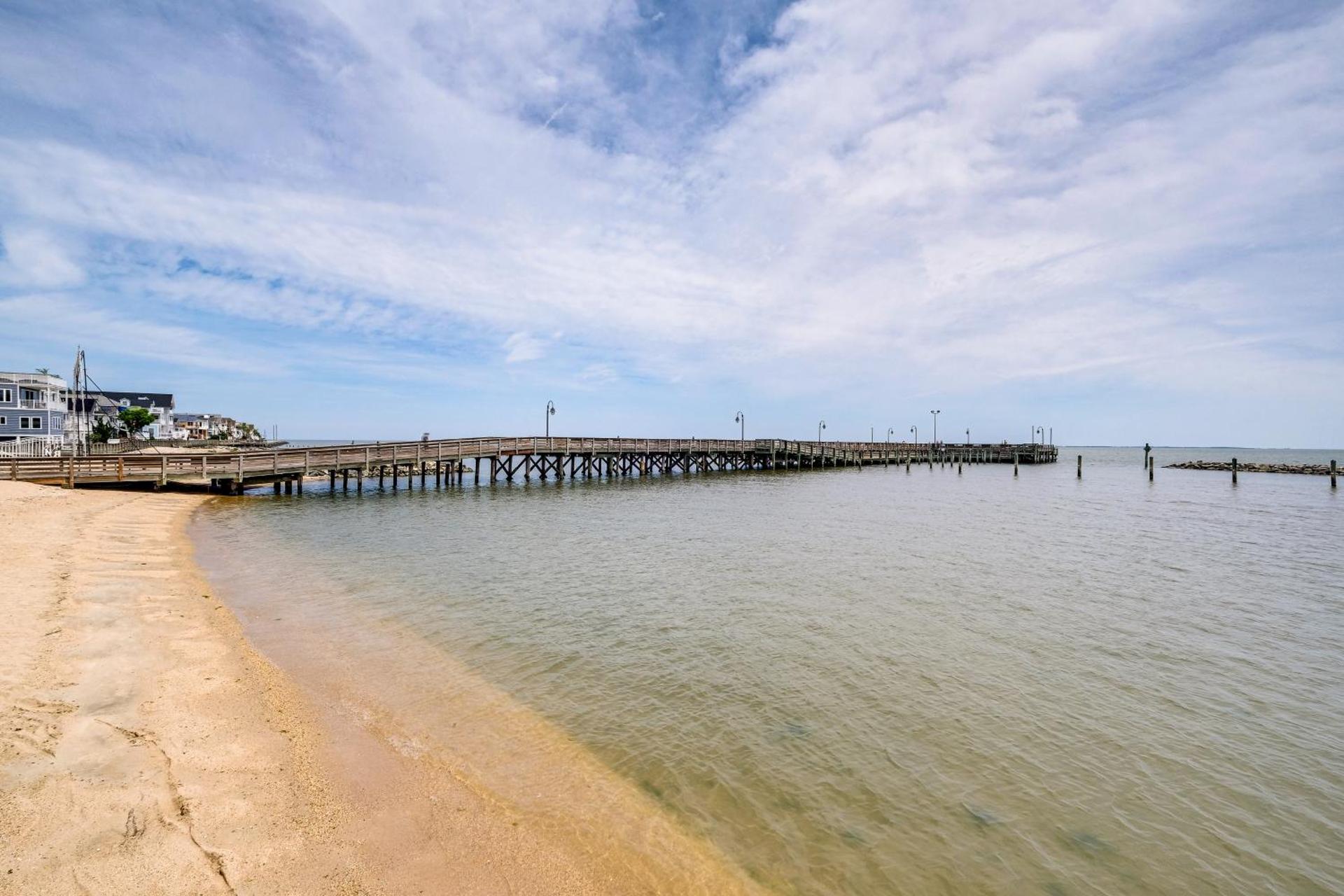 1 Mi to Boardwalk Convenient North Beach Apt!