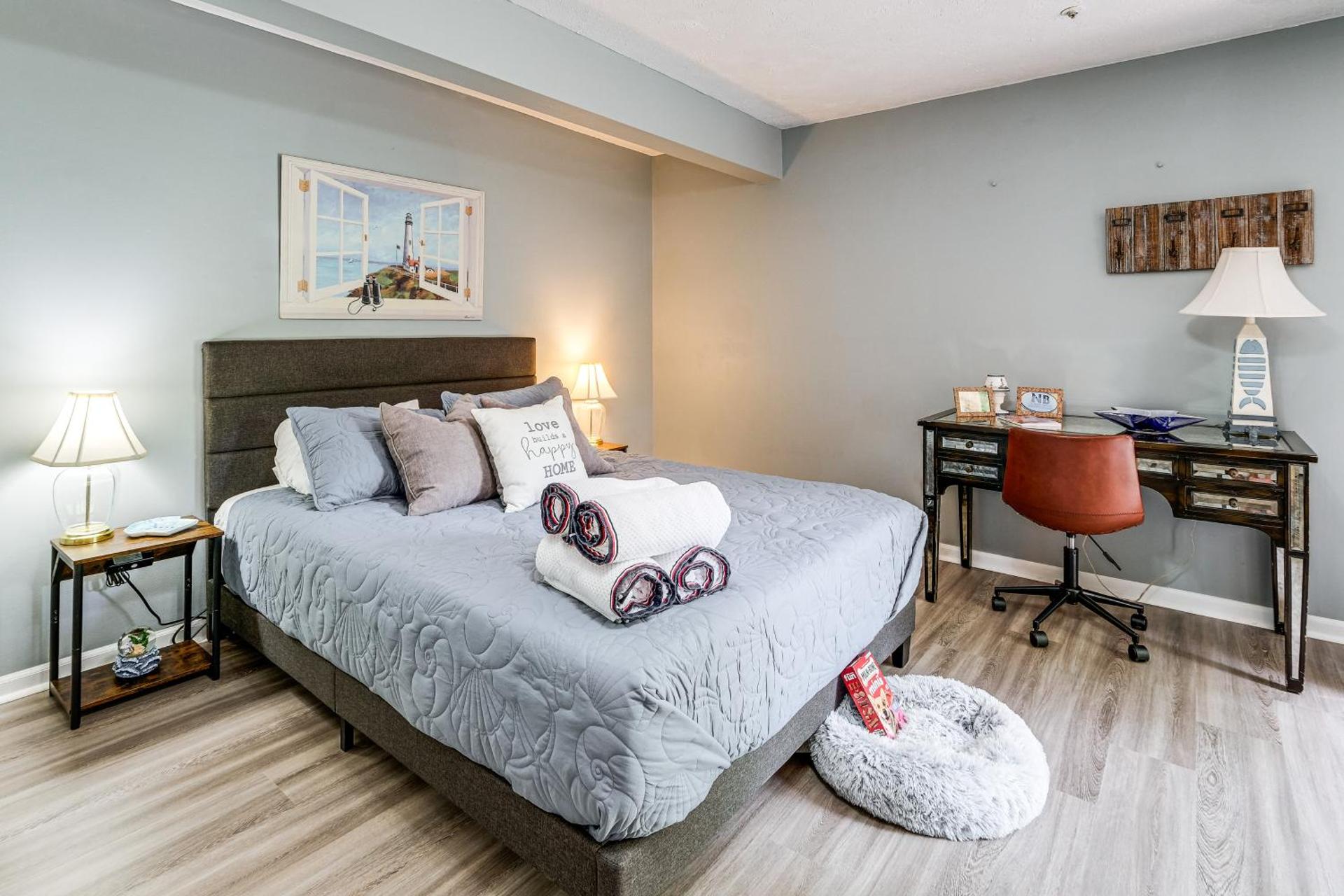 1 Mi to Boardwalk Convenient North Beach Apt!