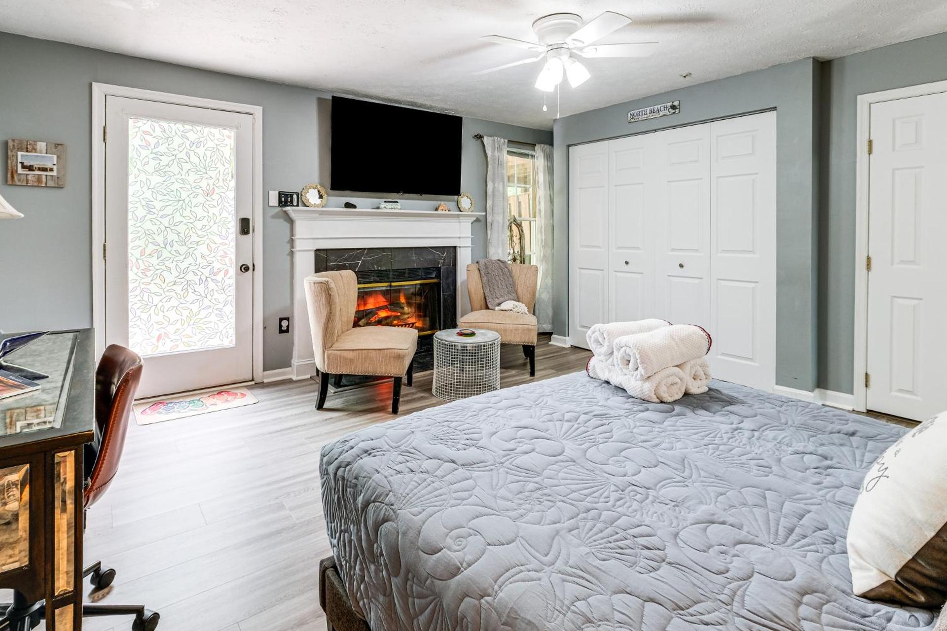 1 Mi to Boardwalk Convenient North Beach Apt!