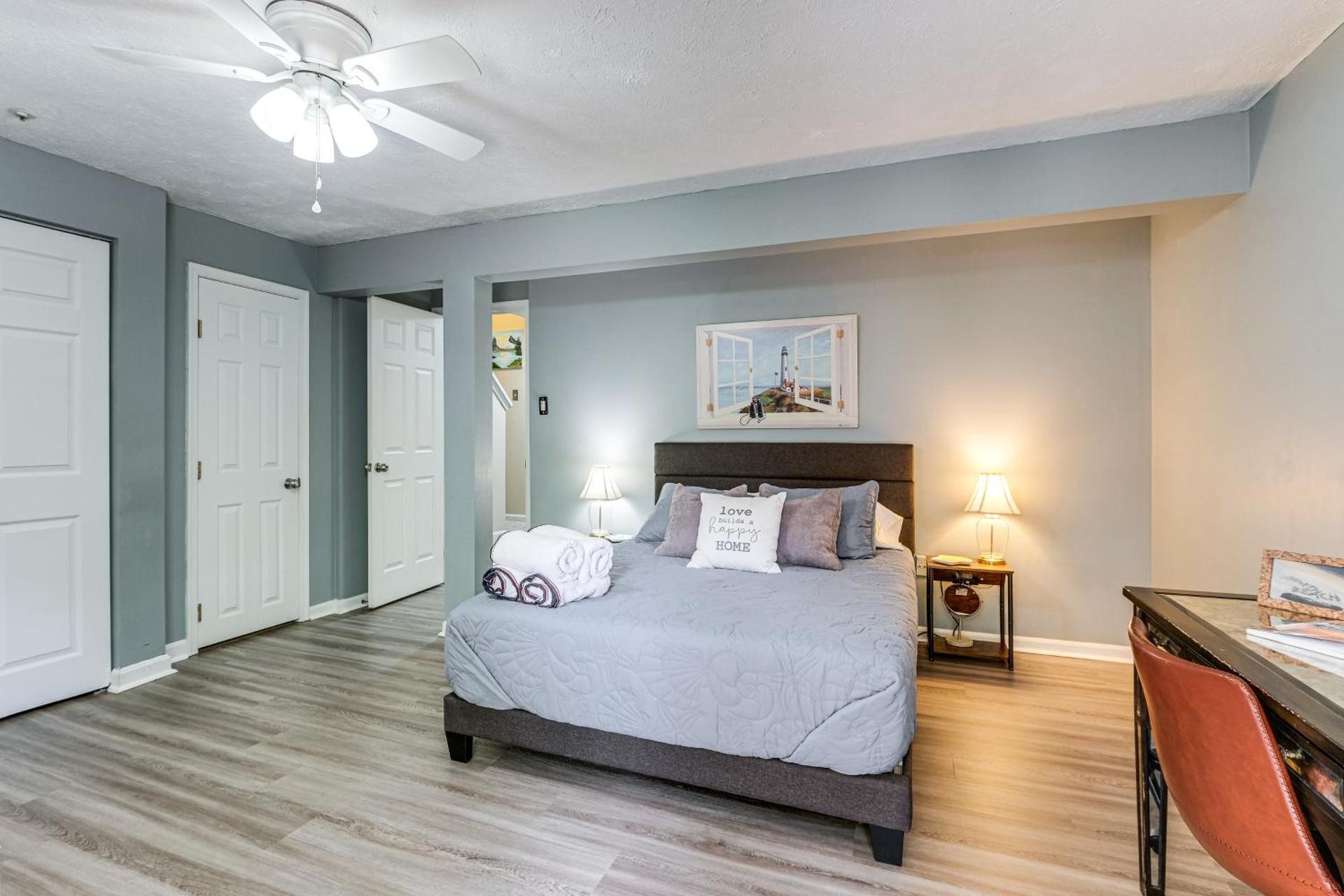 1 Mi to Boardwalk Convenient North Beach Apt!