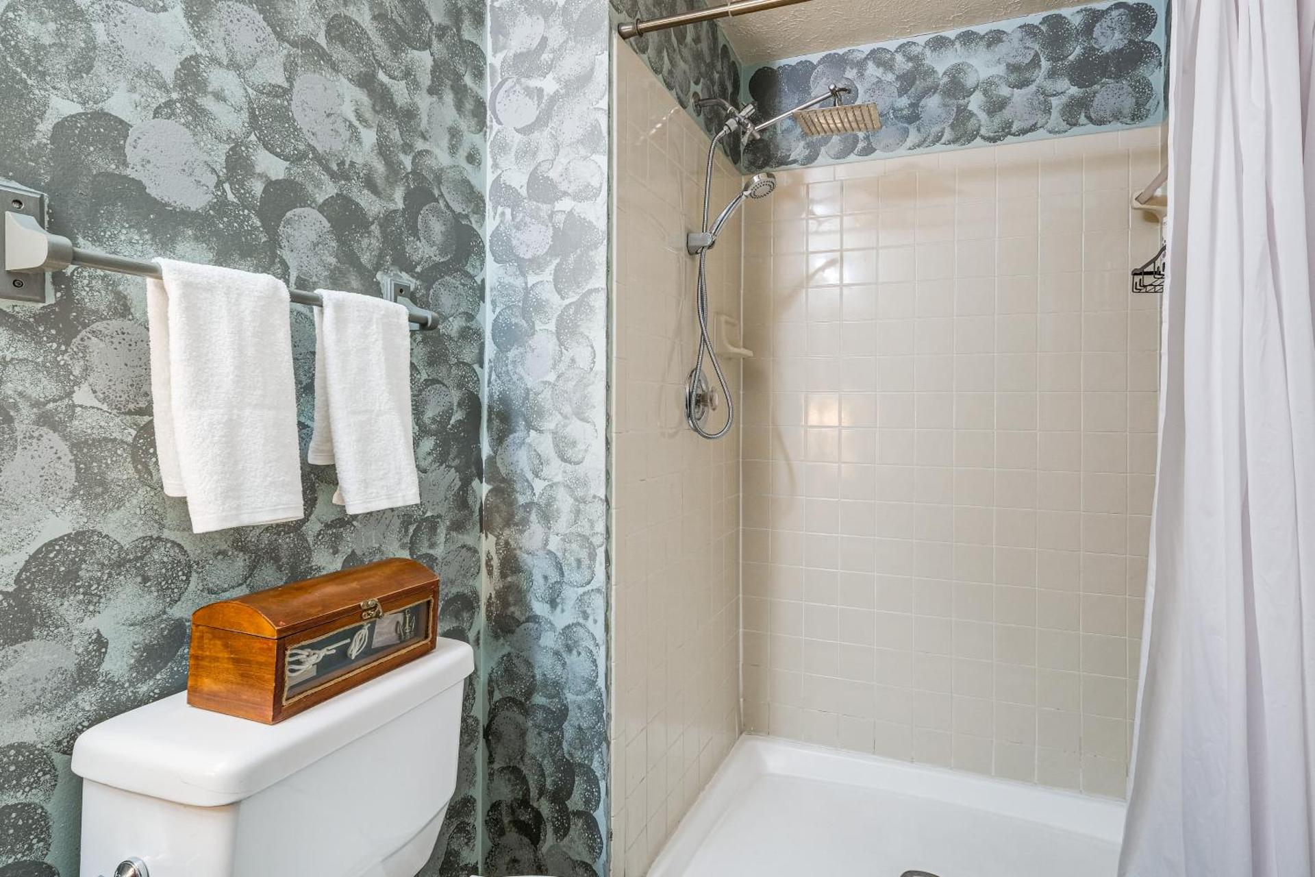 1 Mi to Boardwalk Convenient North Beach Apt!