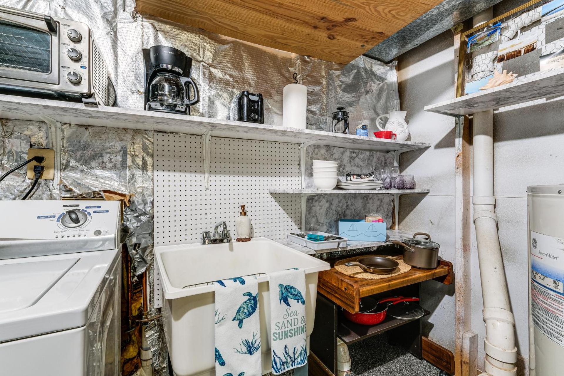 1 Mi to Boardwalk Convenient North Beach Apt!