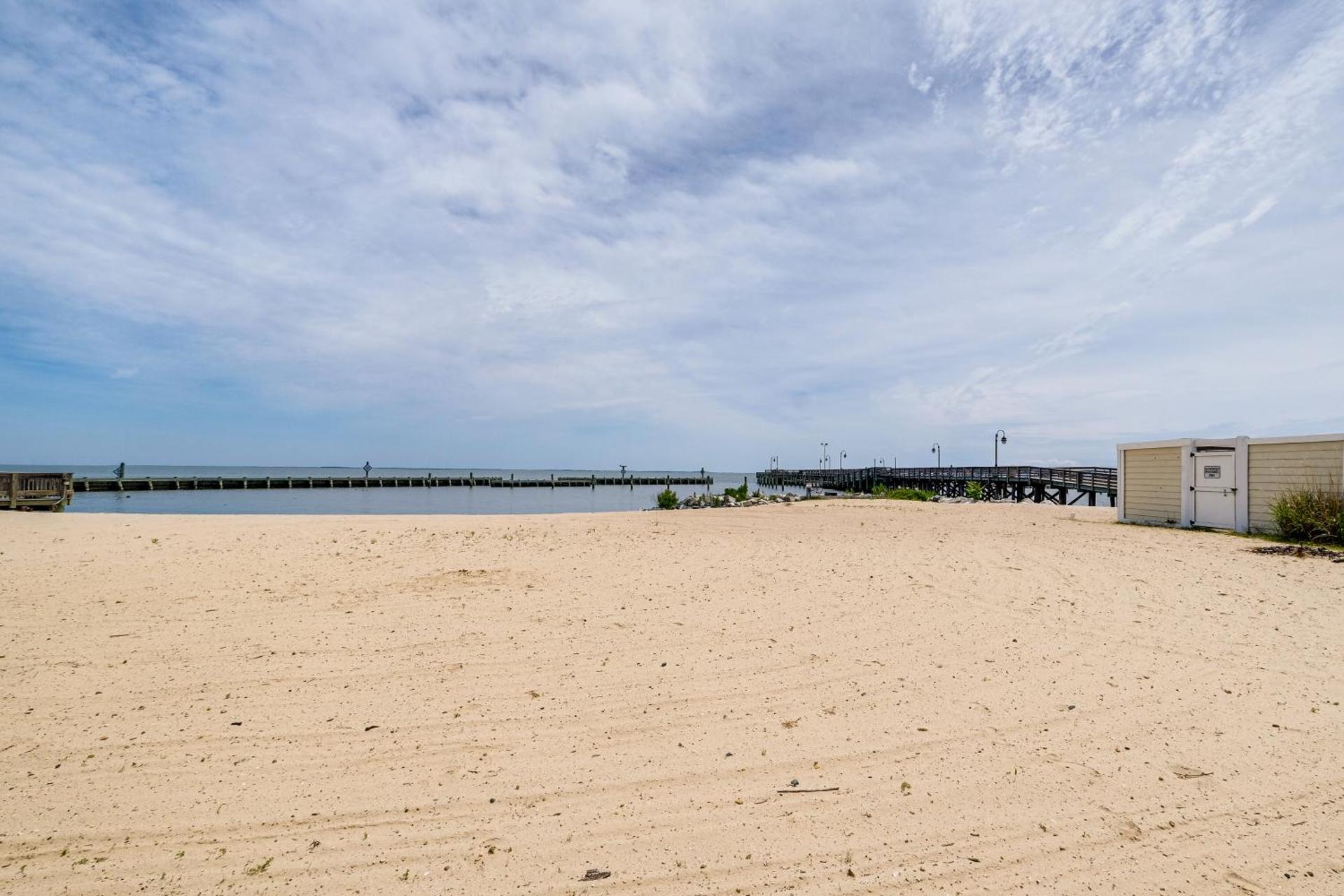 1 Mi to Boardwalk Convenient North Beach Apt!